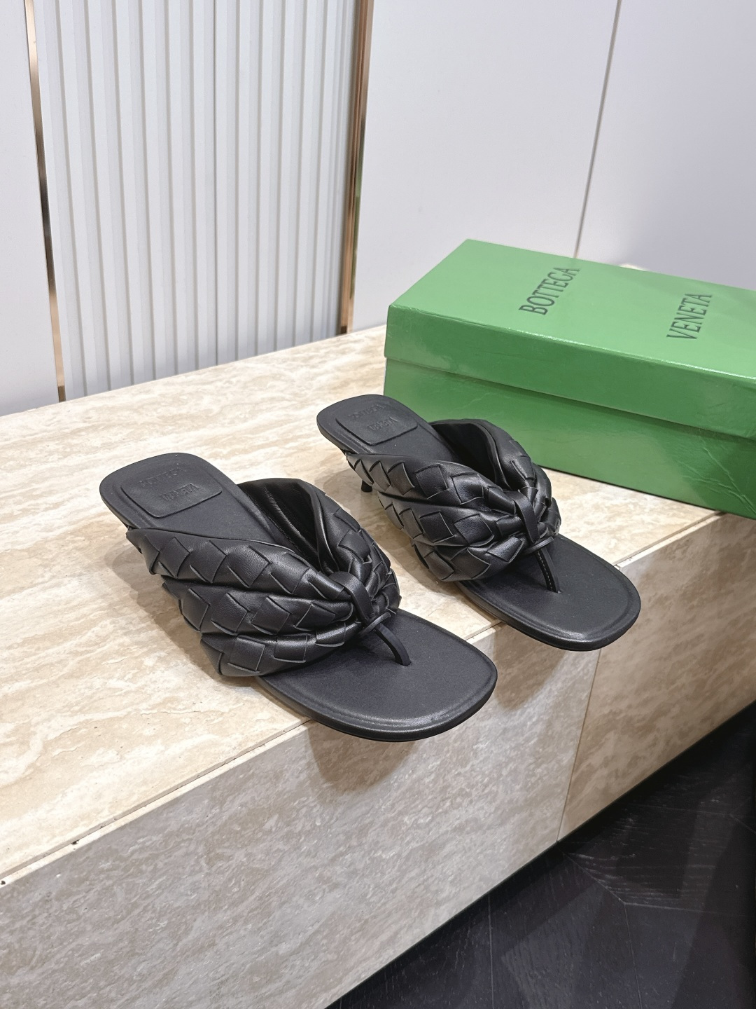 NO:921843,BV Cherry Flat Mule Comfortable and versatile slippers High-heeled design Comfortable lambskin Braided knotted sandals Midsole stitching technology Comfortable Q-bounce Piano-painted mid-heel This classic model is simply BV’s latest ceiling Colorful and versatile High-end comfort The fabric is made of comfortable lambskin Lining Foot pads The sheepskin lining is comfortable and high-end Comparison 11 Comfort benchmark The outsole is made of Italian genuine leather outsole & injection molded rubber outsole Comparing to the standard  Use the original packaging. The shoe bags are printed with rubber logo technology. The most high-end in the market. Hot melt adhesive is used to shape the toe and heel. It is easy to rebound and does not deform. The upper stitching is made by an Italian computer sewing machine. The workmanship is fine. 35-39 (40 41 42 customized), split-toe shoes, bottega veneta, slippers, sheepskin, Leather soles19860909BV Cherry Flat Mule 舒适百搭 拖鞋 高跟 设计 舒适小羊皮 编织打结凉拖鞋 中底车线工艺 舒适Q弹 面色钢琴烤漆中跟 这款经典款 简直bv最新天花板啦 彩色百搭   高档舒适 面料选用舒适小羊皮  内里 垫脚 羊皮内里舒适高端 对版11 舒适标杆 大底选用意大利真皮大底&注塑橡胶大底  对标对版 选用原版包装 鞋子布袋采用印胶logo工艺 市场最高端 采用热熔胶定型鞋头 后跟 易回弹不变形  鞋面车线选用意大利电脑针车 做工精细  35-39 （40 41 42 定制）,分趾鞋,bottega veneta,slippers,sheepskin,Leather soles,Women's Shoes