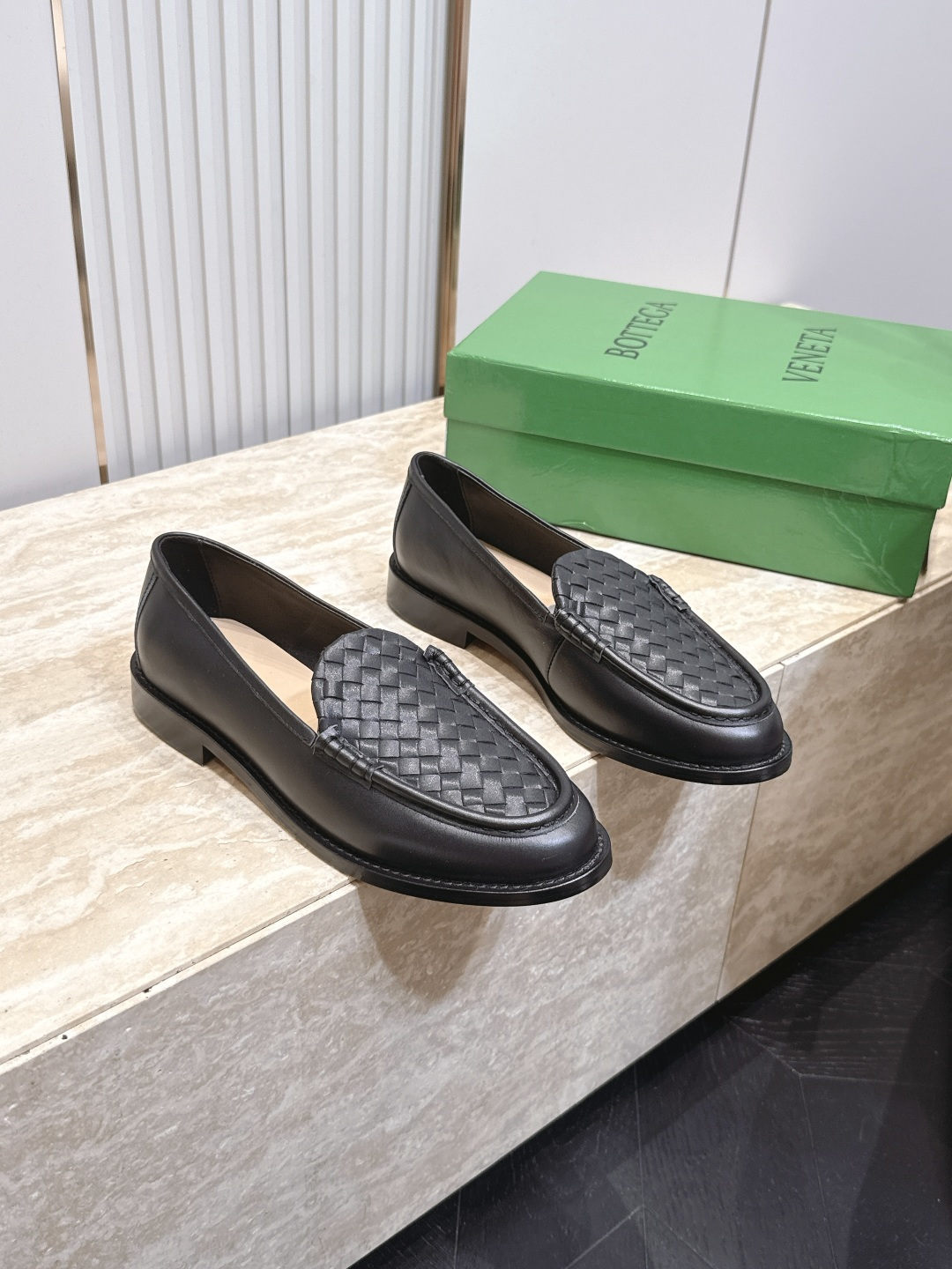 NO:921840,BV's new women's woven small leather shoes, comfortable and versatile, flat-soled design, calfskin loafers, this classic style, simply BV's latest ceiling, retro and versatile, the fabric is made of first-layer cowhide, the feet are made of Bangladesh water-dyed cowhide, comfortable benchmark, the outsole is made of Italian genuine leather & uses light dyeing technology. The shoe bag uses rubber logo printing technology. The most high-end in the market, uses hot melt glue to shape the toe and the heel, which is easy to rebound and does not deform.  The upper stitching is made of Italian computer sewing machines with fine workmanship. Size: 35-39 (40 41 42 customized), loafers, bottega veneta, loafers, cowhide, Leather soles19860909BV 新款女士编织小皮鞋 舒适百搭 平底设计 小牛皮乐福鞋 这款经典款 简直bv最新天花板啦 复古百搭 面料选用头层牛皮 垫脚选用 孟加拉水染牛皮 舒适标杆 大底选用意大利真皮大底&运用轻染工艺 对标对版 鞋子布袋采用印胶logo工艺 市场最高端 采用热熔胶定型鞋头 后跟 易回弹不变形  鞋面车线选用意大利电脑针车 做工精细  Size : 35-39（40 41 42 定制）,乐福鞋,bottega veneta,loafers,cowhide,Leather soles,Women's Shoes