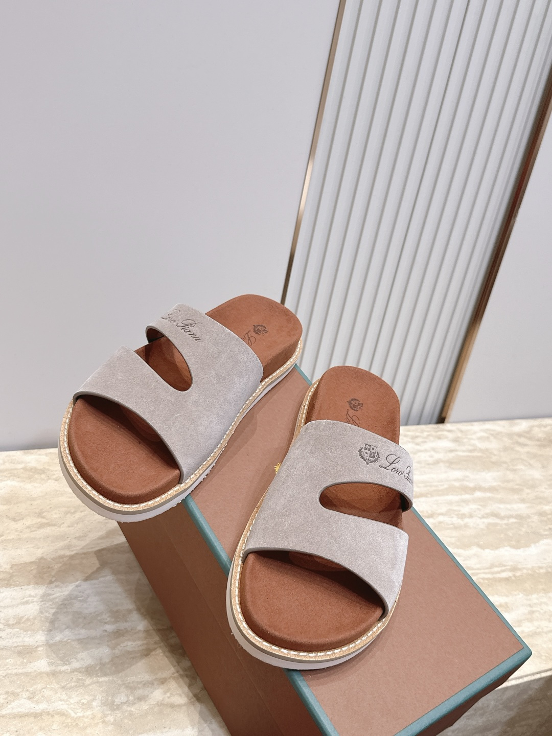 顶版 Brunello Cucinelli BC男士休闲男凉拖鞋饭列|此款凉拖鞋鞋面料采用意大利进口高丝光磨砂牛皮|脚 顶版 Brunello Cucinelli BC男士休闲男凉拖鞋饭列|此款凉拖鞋鞋面料采用意大利进口高丝光磨砂牛皮|脚