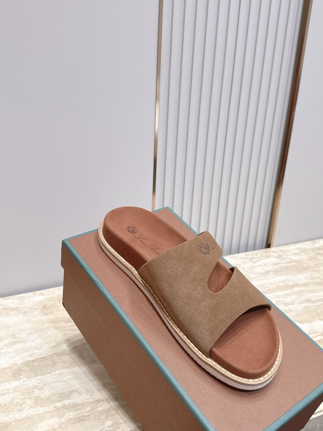 顶版 Brunello Cucinelli BC男士休闲男凉拖鞋饭列|此款凉拖鞋鞋面料采用意大利进口高丝光磨砂牛皮|脚 顶版 Brunello Cucinelli BC男士休闲男凉拖鞋饭列|此款凉拖鞋鞋面料采用意大利进口高丝光磨砂牛皮|脚