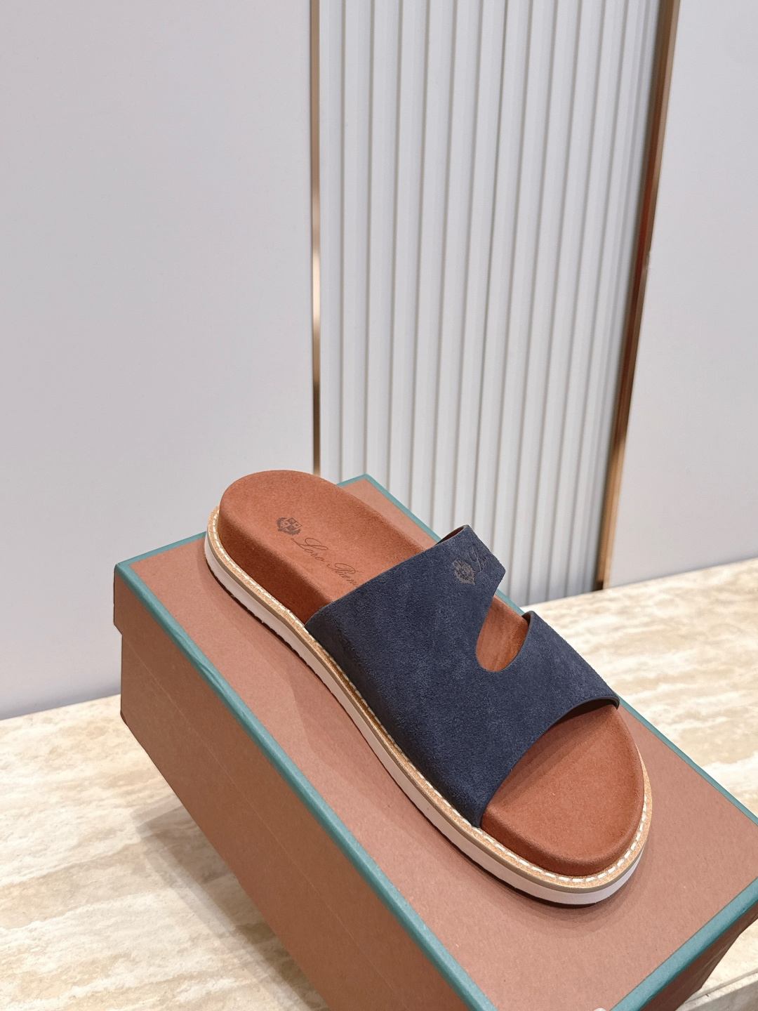 顶版 Brunello Cucinelli BC男士休闲男凉拖鞋饭列|此款凉拖鞋鞋面料采用意大利进口高丝光磨砂牛皮|脚 顶版 Brunello Cucinelli BC男士休闲男凉拖鞋饭列|此款凉拖鞋鞋面料采用意大利进口高丝光磨砂牛皮|脚