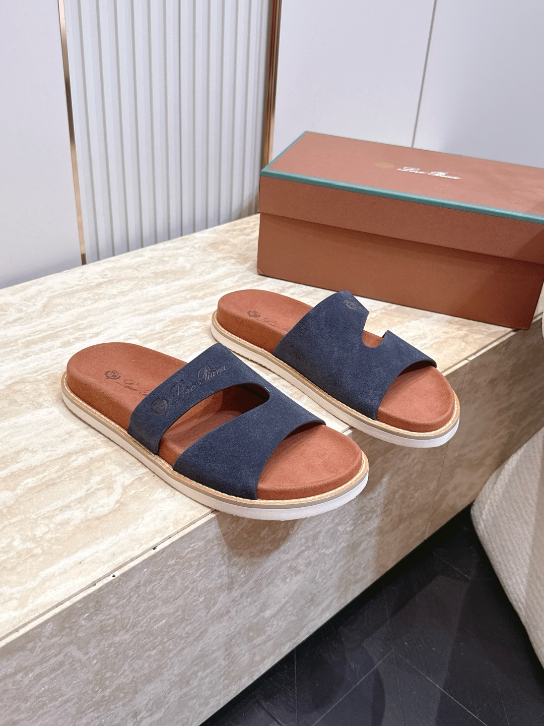 顶版  Brunello Cucinelli BC男士休闲男凉拖鞋饭列｜此款凉拖鞋鞋面料采用意大利进口高丝光磨砂牛皮｜脚