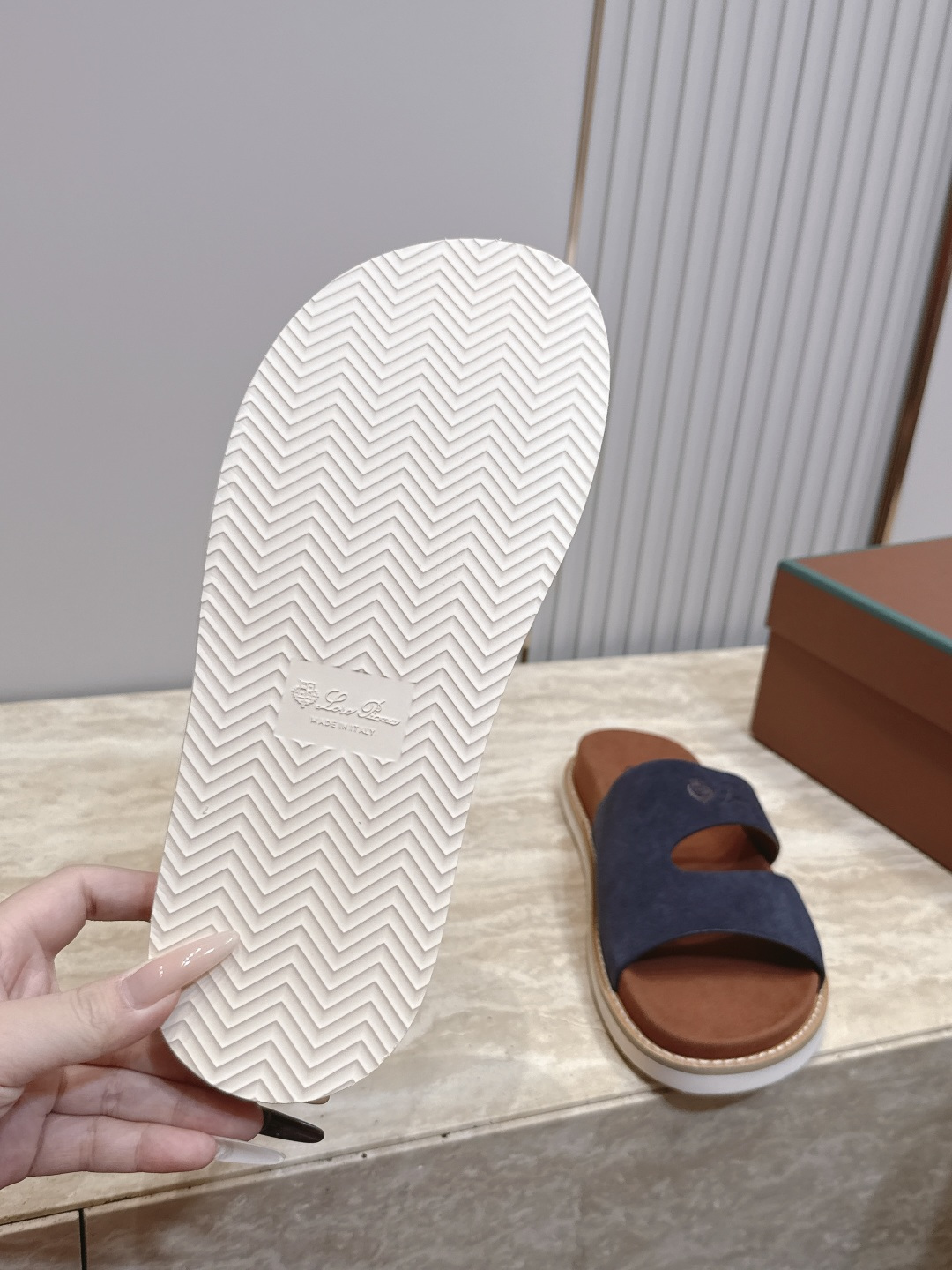 顶版 Brunello Cucinelli BC男士休闲男凉拖鞋饭列|此款凉拖鞋鞋面料采用意大利进口高丝光磨砂牛皮|脚 顶版 Brunello Cucinelli BC男士休闲男凉拖鞋饭列|此款凉拖鞋鞋面料采用意大利进口高丝光磨砂牛皮|脚