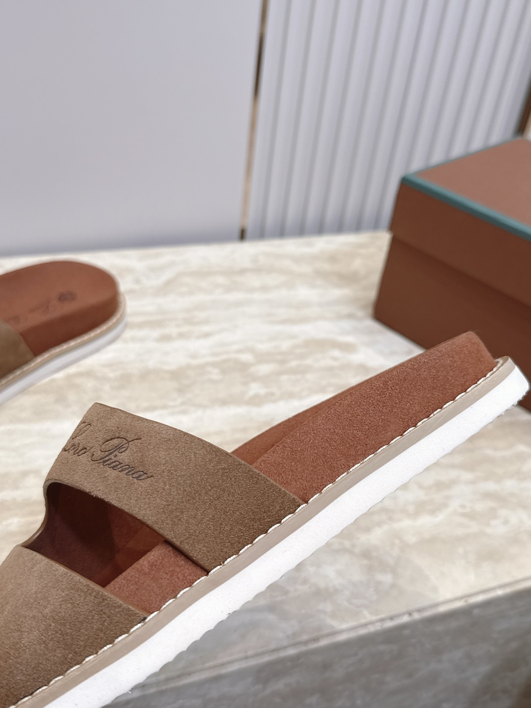 顶版 Brunello Cucinelli BC男士休闲男凉拖鞋饭列|此款凉拖鞋鞋面料采用意大利进口高丝光磨砂牛皮|脚 顶版 Brunello Cucinelli BC男士休闲男凉拖鞋饭列|此款凉拖鞋鞋面料采用意大利进口高丝光磨砂牛皮|脚