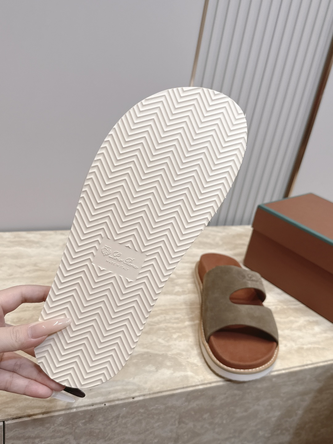 顶版 Brunello Cucinelli BC男士休闲男凉拖鞋饭列|此款凉拖鞋鞋面料采用意大利进口高丝光磨砂牛皮|脚 顶版 Brunello Cucinelli BC男士休闲男凉拖鞋饭列|此款凉拖鞋鞋面料采用意大利进口高丝光磨砂牛皮|脚