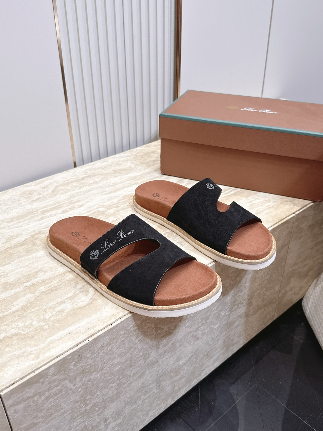 NO:921836,Top P Brunello Cucinelli BC Men's Casual Sandals and Slippers | The fabric of this sandal and slipper is made of high-mercerized frosted cowhide imported from Italy | Suitable for both fat and thin feet | Rubber foam outsole with high density and elasticity | Wear-resistant and not easy to deform | The shape of this sandal and slipper is classic and never goes out of style | Personalized logo on the outsole and unique water ripple groove design | The level of luxury is instantly overwhelming  Size39-44 (customized at 45.46), slippers, brunello cucinelli, slippers, cowhide19860909顶版 P Brunello Cucinelli BC男士休闲男凉拖鞋饭列｜此款凉拖鞋鞋面料采用意大利进口高丝光磨砂牛皮｜脚肥廋都可以驾驭｜密度弹性大的橡胶发泡大底｜耐磨不易变形｜此款凉拖鞋鞋型堪称经典永不过时｜外底上的个性logo和独特的水波纹凹槽设计｜奢华度瞬间爆棚 Size39-44（45.46定做）,拖鞋,brunello cucinelli,slippers,cowhide,Women's Shoes