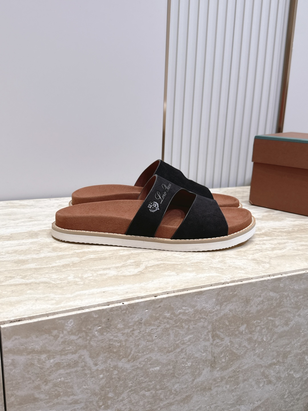 顶版 Brunello Cucinelli BC男士休闲男凉拖鞋饭列|此款凉拖鞋鞋面料采用意大利进口高丝光磨砂牛皮|脚 顶版 Brunello Cucinelli BC男士休闲男凉拖鞋饭列|此款凉拖鞋鞋面料采用意大利进口高丝光磨砂牛皮|脚
