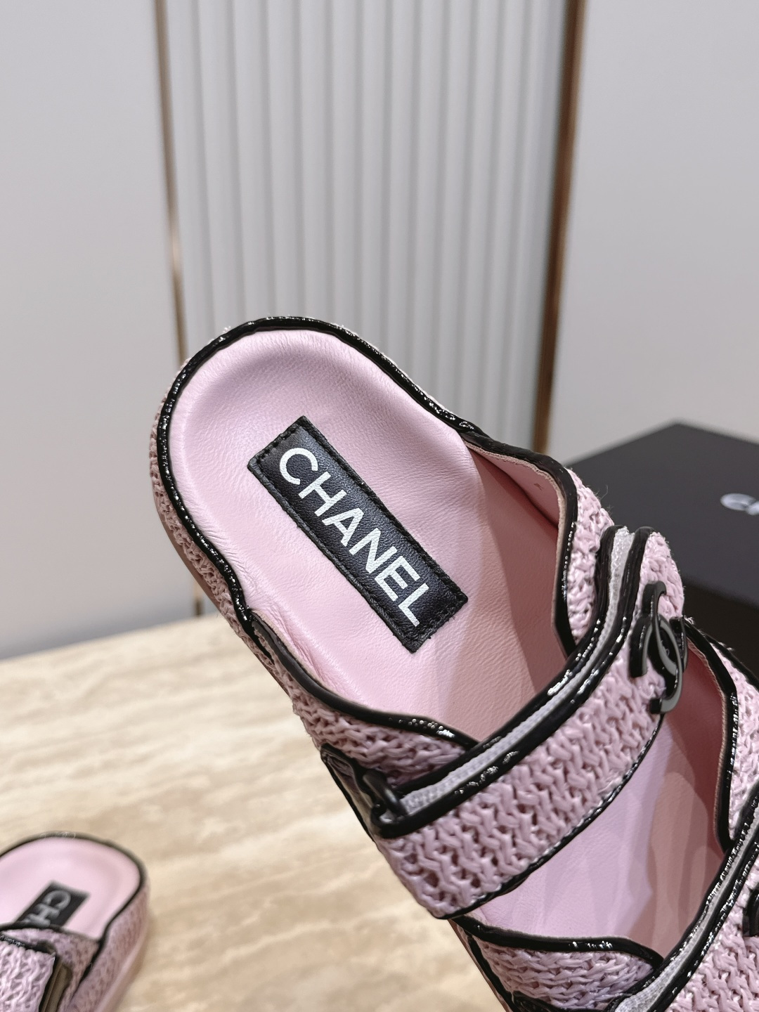 新色系 拖鞋 CHANEL 香奈儿 2026新款凉鞋拖鞋系列 经典升级系列 每个款式都很赞 菱格松糕底沙滩凉鞋 拖 新色系 拖鞋 CHANEL 香奈儿 2026新款凉鞋拖鞋系列 经典升级系列 每个款式都很赞 菱格松糕底沙滩凉鞋 拖
