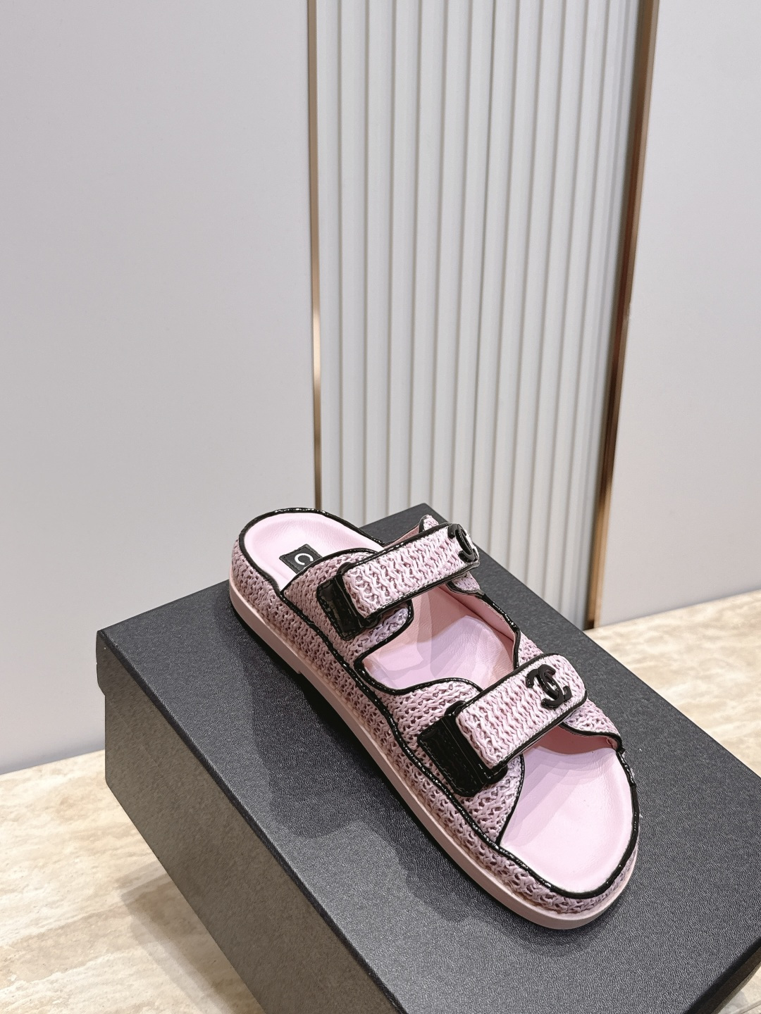 新色系 拖鞋 CHANEL 香奈儿 2026新款凉鞋拖鞋系列 经典升级系列 每个款式都很赞 菱格松糕底沙滩凉鞋 拖 新色系 拖鞋 CHANEL 香奈儿 2026新款凉鞋拖鞋系列 经典升级系列 每个款式都很赞 菱格松糕底沙滩凉鞋 拖
