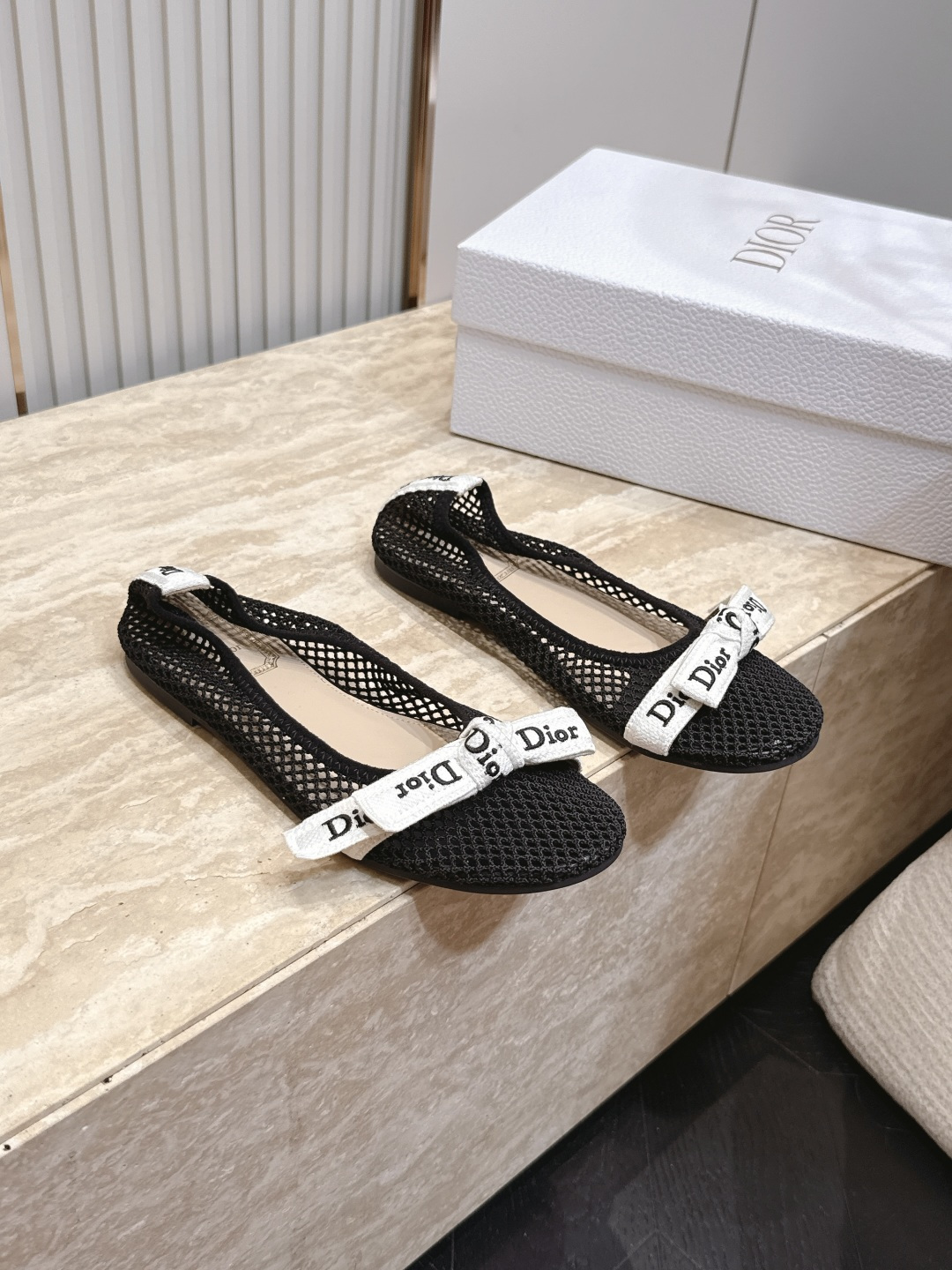 NO:921856,Top quality (with high-end airplane box) 26ss spring and summer new Dior Dior J'Adior strappy flip-flops classic CD letter embroidered webbing bow high-heeled flip-flops slippers small heel/kitten heel slippers This J'Adior strappy high-heeled sandals are designed by Jonathan Anderson (Jonathan Anderson)  Anderson) presents a new interpretation of Dior's classic series, highlighting Dior's exquisite craftsmanship and enhancing style with fashion. It is carefully made of black cotton embroidered fabric, with a unique double-strap design, and is paired with two-color Dior embroidered ribbons, one of which is embellished with a bow. Paired with a 3 cm comma heel, it is more fashionable and elegant. Customized electro-embroidered mesh upper, sheepskin lining, original TPU outsole, high flat sole  Size 35-39 (40.41 customized, non-refundable), single shoes, dior, dior, sandals, slippers, sheepskin19860909顶级品质（配高档飞机盒） 26ss春夏新款Dior 迪奥 J'Adior 饰带人字拖鞋 经典 CD字母刺绣织带蝴蝶结高跟夹脚凉拖鞋小矮跟/小猫跟拖鞋 这款 J'Adior饰带高跟凉鞋由乔纳森.安德森(Jonathan Anderson)倾情呈献,全新演绎Dior的经典系列,彰显Dior的精湛工艺,以时尚感提升格调.采用黑色棉质刺绣面料精心制作,双带设计别具一格,搭配双色Dior刺绣饰带,其中一条点缀以蝴蝶结.搭配 3 厘米逗号跟,更显时髦高雅. 鞋面定制电绣网布 内里垫脚羊皮 鞋底原版TPU大底 跟高平底 码数35-39（40.41定做不退换）,单鞋,dior,dior,sandals,slippers,sheepskin,Women's Shoes