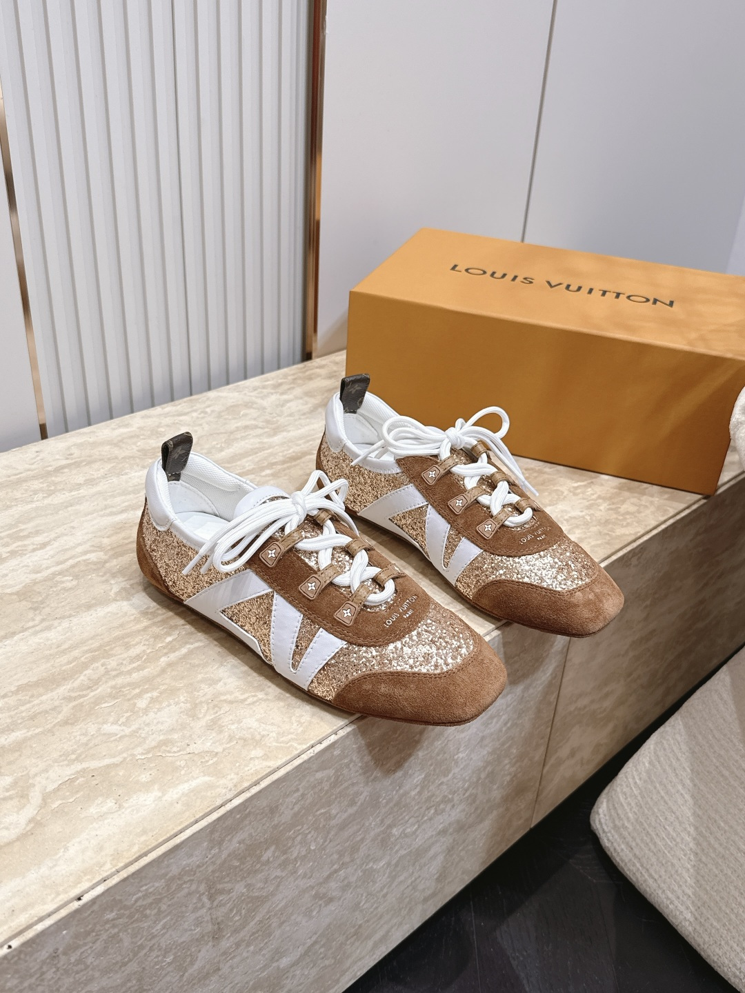 NO:921851,Louis Vuitton Louis Vuitton donkey brand spring and summer Sneakerina series ballet sneakers, moral training shoes, flat shoes. Purchased three original pairs to develop perfect replicas of Sneakerina. Ballet-style sneakers are made of silky suede cow leather to create smooth lines. They have the light structure of ballet shoes and the comfortable texture of sneakers. The LV logo on the side and the Monogram canvas back strap are rich in details, and Sacchetto craftsmanship and TPU outsoles upgrade the soft wearing experience.  Fabric: Original custom imported top layer cowhide, original custom breathable mesh lining, original open mold injection TPU material for soles Size: #35-39 (female 40.41.42 custom-made, non-returnable), casual shoes/sports shoes, louis vuitton, louis vuitton, louis vuitton, louis vuitton, flats, sneakers, cowhide19860909Louis Vuitton路易威登驴牌春夏Sneakerina系列 芭蕾运动鞋 德训鞋 平底鞋 原版三对购入开发完美复刻Sneakerina 芭蕾风运动鞋以丝滑绒面牛皮革塑造流畅线条 兼具芭蕾舞鞋的轻盈构型和运动鞋的舒适质感. 侧面 LV 标识和Monogram 帆布后袢带丰富细节,Sacchetto 工艺和 TPU 外底升级轻柔穿着体验 面料:原版定制进口头层牛皮 内里原版定制透气网里 鞋底原版开模注塑TPU材质 Size: #35-39（女40.41.42订做不退换）,休闲鞋/运动鞋,louis vuitton,louis vuitton,louis vuitton,louis vuitton,flats,sneakers,cowhide,Women's Shoes