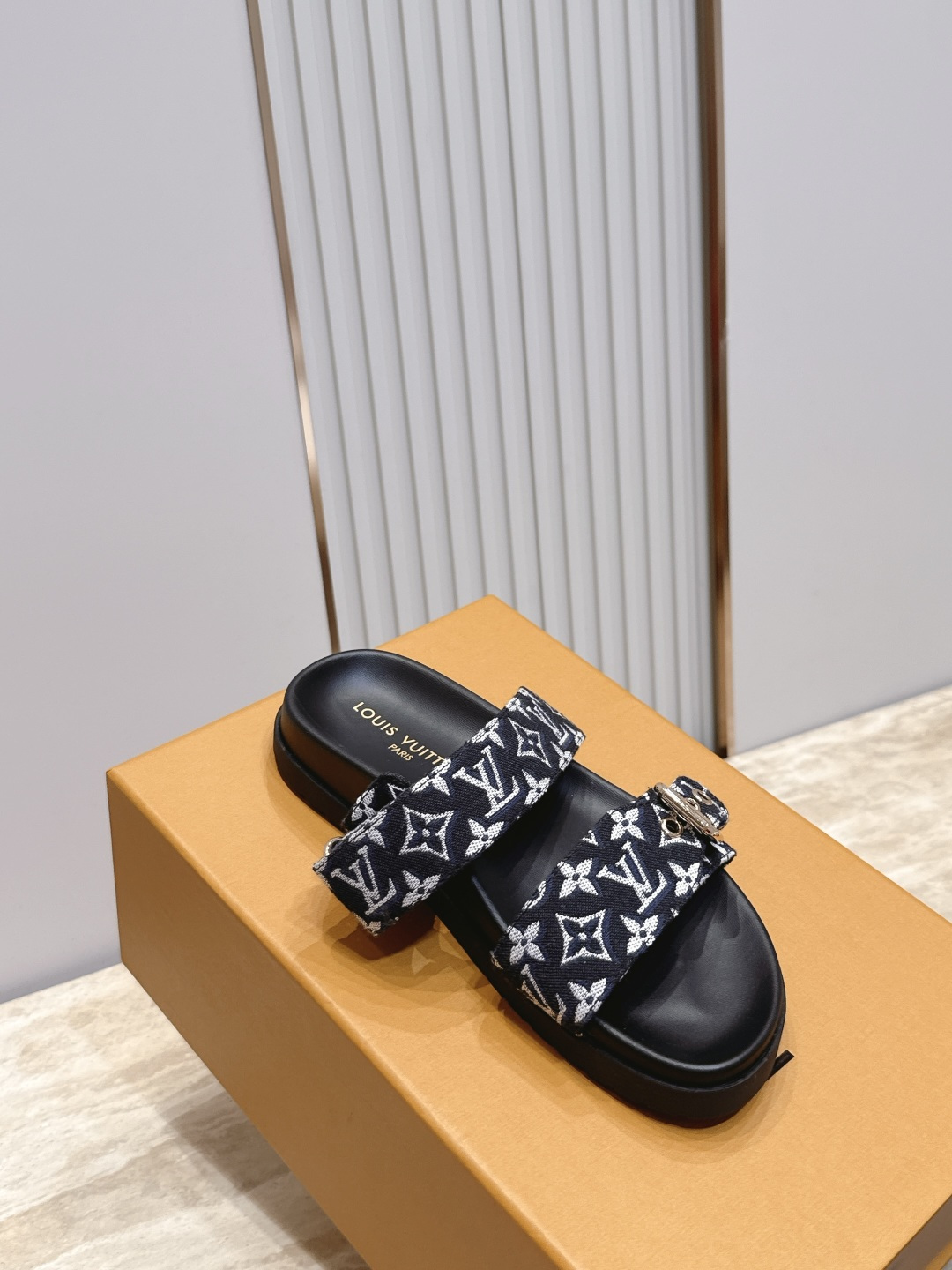 女 男+10 Louis vuitt..ss26 new arrival~夏季拖鞋 鞋面经典老花标志,简约又有辨识度。颜 女 男+10 Louis vuitt..ss26 new arrival~夏季拖鞋 鞋面经典老花标志,简约又有辨识度。颜