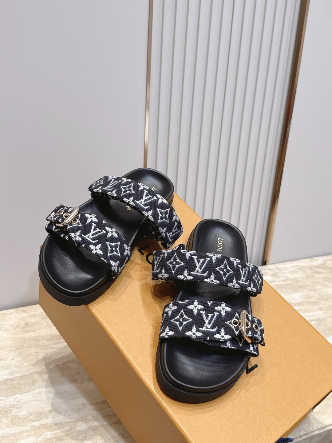 女 男+10 Louis vuitt..ss26 new arrival~夏季拖鞋 鞋面经典老花标志,简约又有辨识度。颜 女 男+10 Louis vuitt..ss26 new arrival~夏季拖鞋 鞋面经典老花标志,简约又有辨识度。颜
