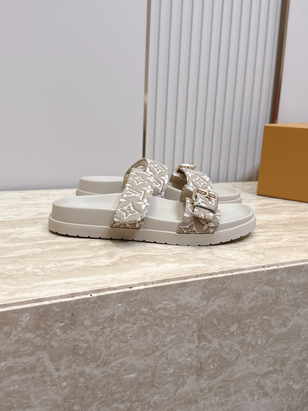 女 男+10 Louis vuitt..ss26 new arrival~夏季拖鞋 鞋面经典老花标志,简约又有辨识度。颜 女 男+10 Louis vuitt..ss26 new arrival~夏季拖鞋 鞋面经典老花标志,简约又有辨识度。颜