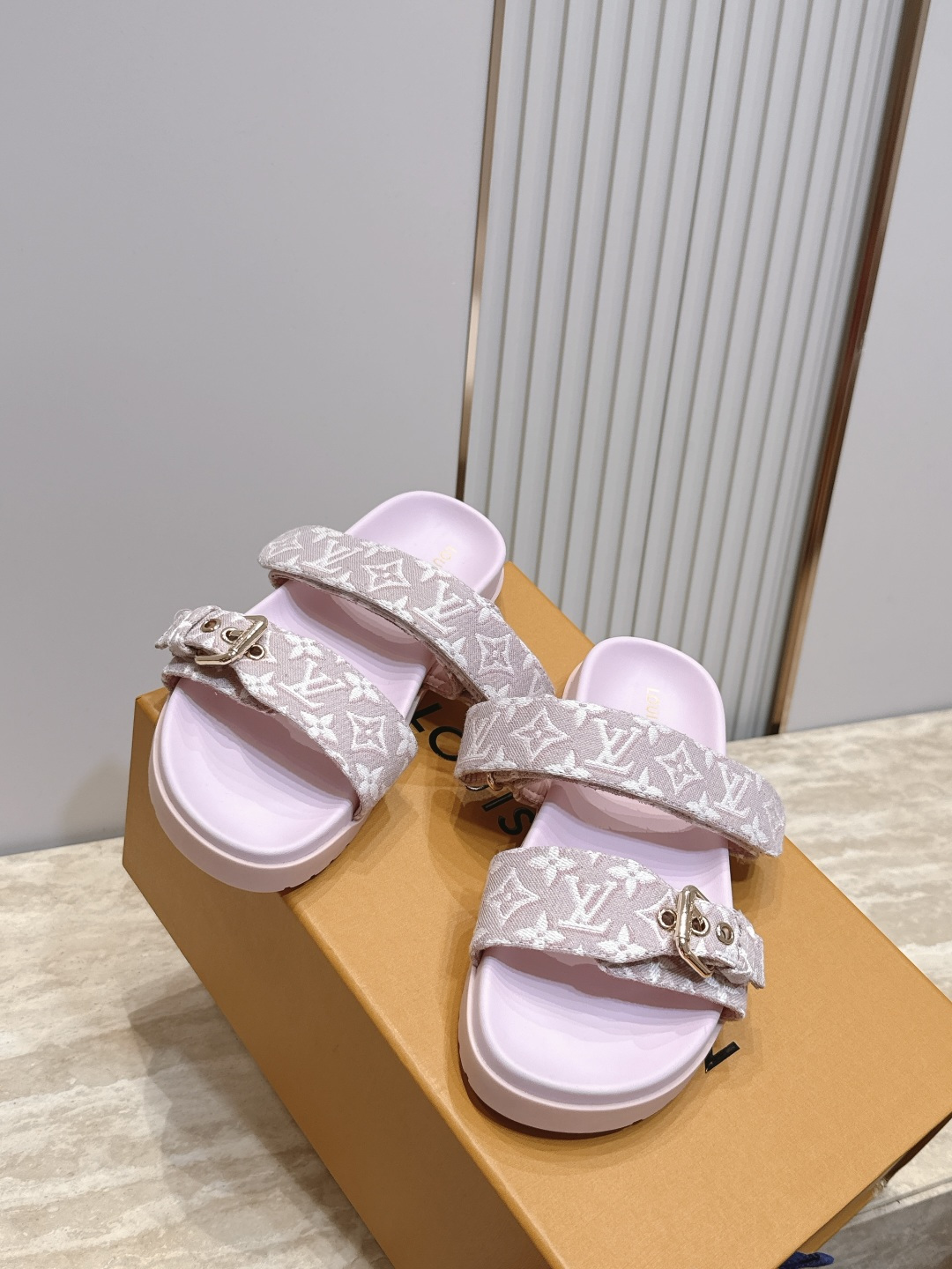 女 男+10 Louis vuitt..ss26 new arrival~夏季拖鞋 鞋面经典老花标志,简约又有辨识度。颜 女 男+10 Louis vuitt..ss26 new arrival~夏季拖鞋 鞋面经典老花标志,简约又有辨识度。颜