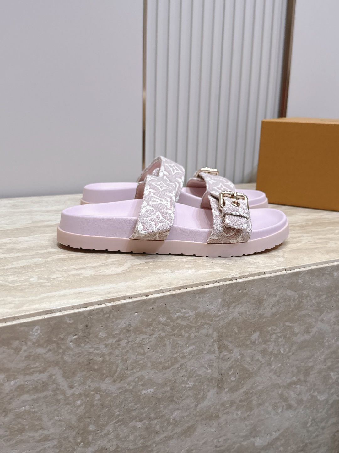 女 男+10 Louis vuitt..ss26 new arrival~夏季拖鞋 鞋面经典老花标志,简约又有辨识度。颜 女 男+10 Louis vuitt..ss26 new arrival~夏季拖鞋 鞋面经典老花标志,简约又有辨识度。颜