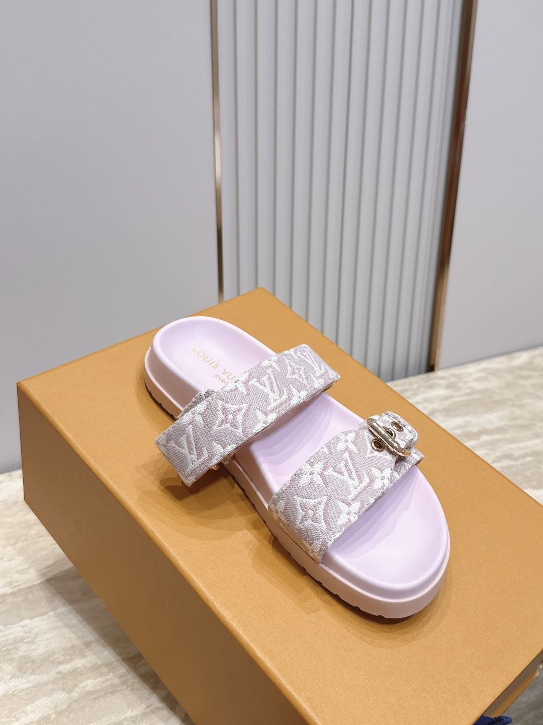 女 男+10 Louis vuitt..ss26 new arrival~夏季拖鞋 鞋面经典老花标志,简约又有辨识度。颜 女 男+10 Louis vuitt..ss26 new arrival~夏季拖鞋 鞋面经典老花标志,简约又有辨识度。颜
