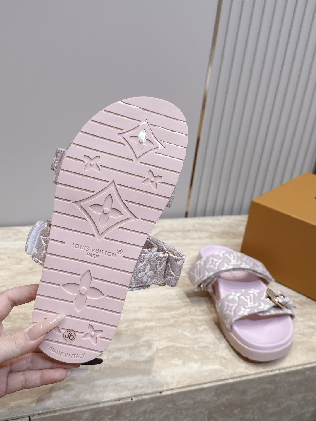 女 男+10 Louis vuitt..ss26 new arrival~夏季拖鞋 鞋面经典老花标志,简约又有辨识度。颜 女 男+10 Louis vuitt..ss26 new arrival~夏季拖鞋 鞋面经典老花标志,简约又有辨识度。颜