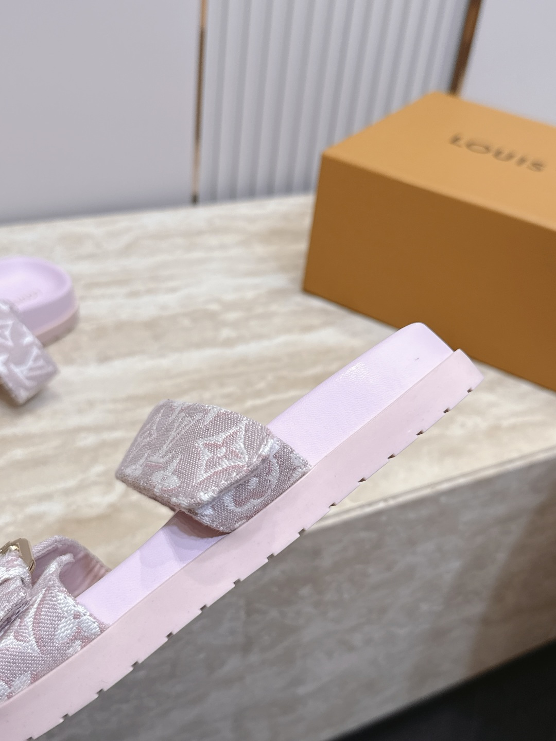 女 男+10 Louis vuitt..ss26 new arrival~夏季拖鞋 鞋面经典老花标志,简约又有辨识度。颜 女 男+10 Louis vuitt..ss26 new arrival~夏季拖鞋 鞋面经典老花标志,简约又有辨识度。颜