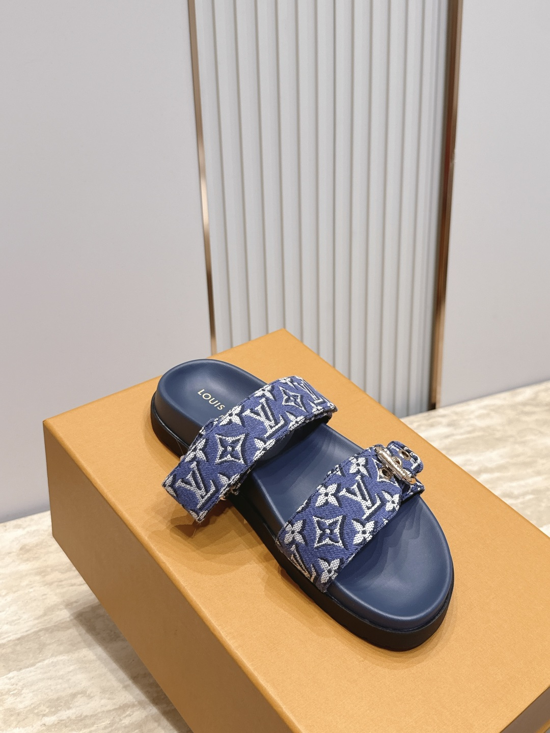 女 男+10 Louis vuitt..ss26 new arrival~夏季拖鞋 鞋面经典老花标志,简约又有辨识度。颜 女 男+10 Louis vuitt..ss26 new arrival~夏季拖鞋 鞋面经典老花标志,简约又有辨识度。颜