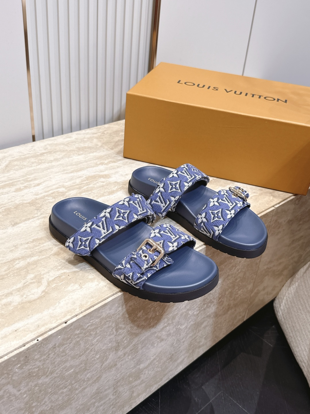 NO:921849,Female Male Louis vuitt..ss26 new arrival～Summer slippers with classic presbyopia logo on the upper, simple and recognizable. The color is so beautiful that it is easy to put on and take off and suitable for different foot types. The rubber sole is non-slip and can be easily used in daily life or vacation. The overall design is comfortable and fashionable. It is a versatile item in summer and can be easily held in both casual and vacation style!  Customized cloth, sheepskin feet, original rubber outsole size: 35-44 38.45 customized, slippers, louis vuitton, slippers, sheepskin19860909女 男 Louis vuitt..ss26 new arrival～夏季拖鞋 鞋面经典老花标志,简约又有辨识度.颜色太美穿脱方便,适合不同脚型.橡胶鞋底防滑,日常或度假都能轻松驾驭.整体设计舒适又时髦,是夏季百搭单品,无论休闲还是度假风都能轻松hold住！订制布面 羊皮垫脚 原版橡胶大底 size:35-44 38.45订制,拖鞋,louis vuitton,slippers,sheepskin,Women's Shoes