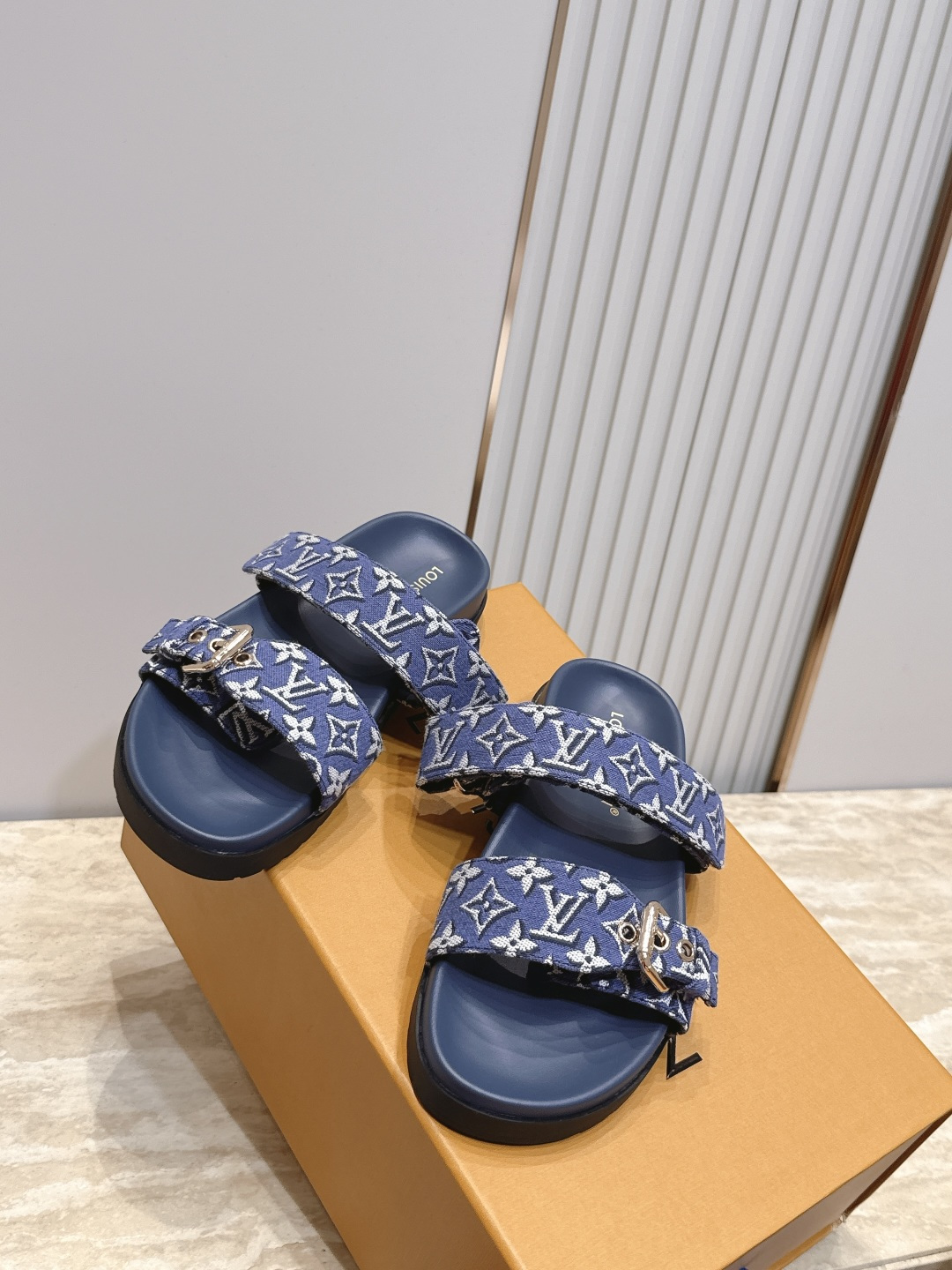 女 男+10 Louis vuitt..ss26 new arrival~夏季拖鞋 鞋面经典老花标志,简约又有辨识度。颜 女 男+10 Louis vuitt..ss26 new arrival~夏季拖鞋 鞋面经典老花标志,简约又有辨识度。颜