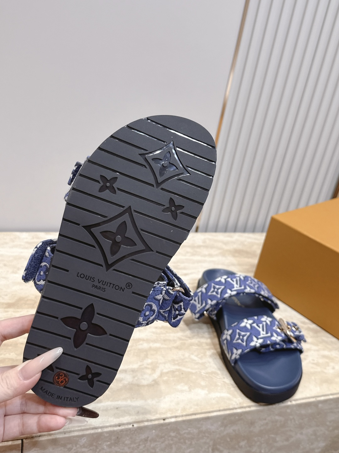 女 男+10 Louis vuitt..ss26 new arrival~夏季拖鞋 鞋面经典老花标志,简约又有辨识度。颜 女 男+10 Louis vuitt..ss26 new arrival~夏季拖鞋 鞋面经典老花标志,简约又有辨识度。颜