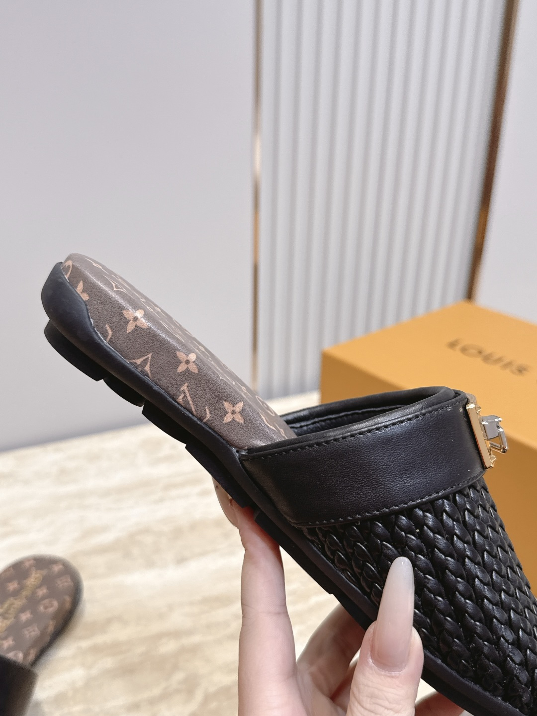 LV 路易威登 老花锁扣编织面穆勒拖鞋 包头半拖外穿懒人鞋女 🖤 年度封神！LV这双穆勒拖鞋把高级感焊在脚上 谁懂啊！这
