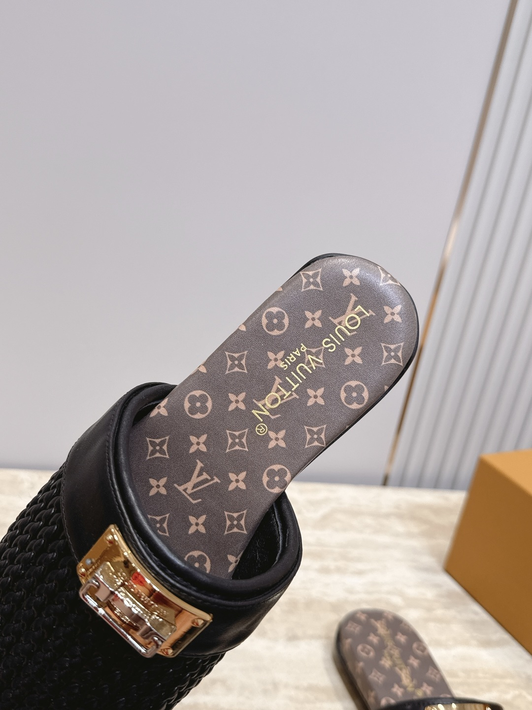 LV 路易威登 老花锁扣编织面穆勒拖鞋 包头半拖外穿懒人鞋女 🖤 年度封神！LV这双穆勒拖鞋把高级感焊在脚上 谁懂啊！这