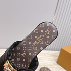 LV 路易威登 老花锁扣编织面穆勒拖鞋 包头半拖外穿懒人鞋女 🖤 年度封神!LV这双穆勒拖鞋把高级感焊在脚上 谁懂啊!这 LV 路易威登 老花锁扣编织面穆勒拖鞋 包头半拖外穿懒人鞋女 🖤 年度封神!LV这双穆勒拖鞋把高级感焊在脚上 谁懂啊!这