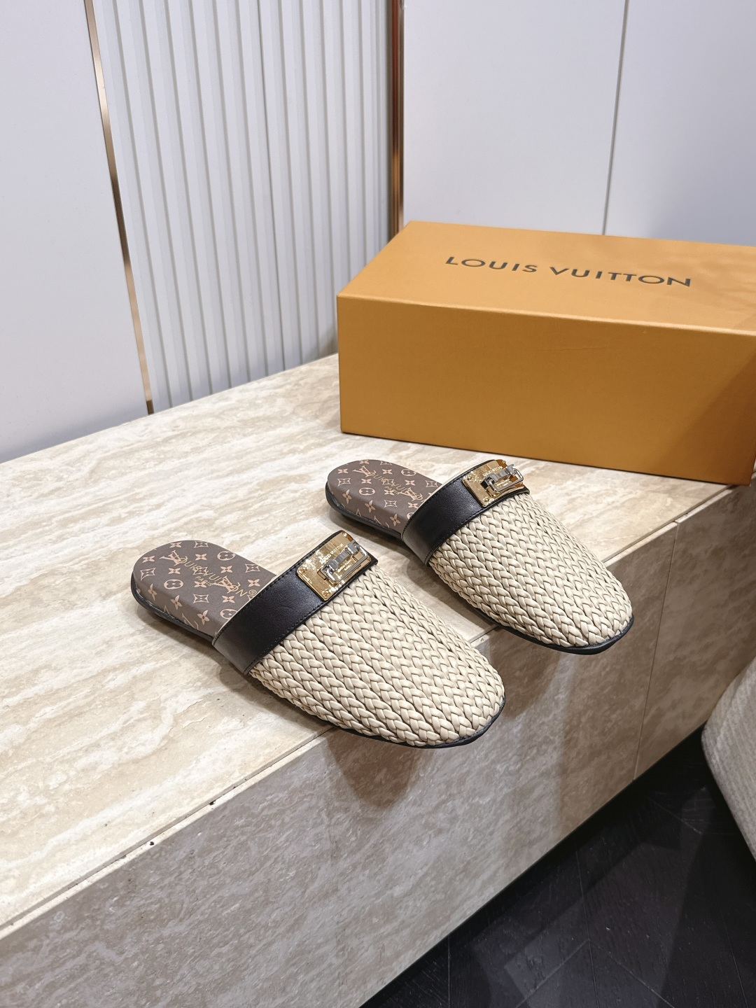 NO:921842,LV Louis Vuitton Presbyopic Lock Braided Muller Slippers Baotou Half Slip-On Loafers Women's Annual God Award!  This pair of LV Mule slippers welds a sense of luxury to your feet. Who knows!  This pair of LV lock-lock Mule slippers is really the ceiling of low-key elegance. The delicate black cowhide texture is full, and the metal lock has a cool luster. The collision with the classic presbyopic footbed is the LV accent engraved in the DNA. You can understand it the moment you put it on. The soft toe does not squeeze the feet, and the flat-soled design is super stable for walking. Lazy people can just step on it when going out, and the matching is perfect.  Paired with suit trousers, it will give you a neat workplace elite feel, and jeans will give you a casual French relaxed feel. Even with a dress, you can wear it with effortless elegance. This pair of shoes is the kind of high-end item that others can tell at a glance that you are good at wearing it, but will not feel artificial ■Cow leather upper ■Sheepskin lining ■size 35-41 (custom-made 40-41 non-returnable), loafers half-slippers, louis vuitton, louis  vuitton,loafers,slippers,skirts,jeans,business suit,cowhide,sheepskin19860909LV 路易威登 老花锁扣编织面穆勒拖鞋 包头半拖外穿懒人鞋女 年度封神！LV这双穆勒拖鞋把高级感焊在脚上 谁懂啊！这双LV锁扣穆勒拖鞋真的是低调贵气的天花板 细腻的黑色牛皮质感拉满,金属锁扣自带冷调光泽,和经典老花鞋床的碰撞,是刻进DNA里的LV腔调 上脚的瞬间就懂了,软乎乎的鞋头不挤脚,平底设计走路超稳,懒人出门直接一脚蹬,搭配度直接拉满 配西装裤是利落的职场精英感,配牛仔裤是随性的法式松弛感,哪怕是配连衣裙,也能穿出不费力的贵气 这双鞋,就是那种别人一眼能看出你很会穿,但又不会觉得刻意的高级单品 ■鞋面牛皮 ■内里羊皮 ■size35-41（40-41定做不退换）,乐福鞋半拖,louis vuitton,louis vuitton,loafers,slippers,skirts,jeans,business suit,cowhide,sheepskin,Women's Shoes