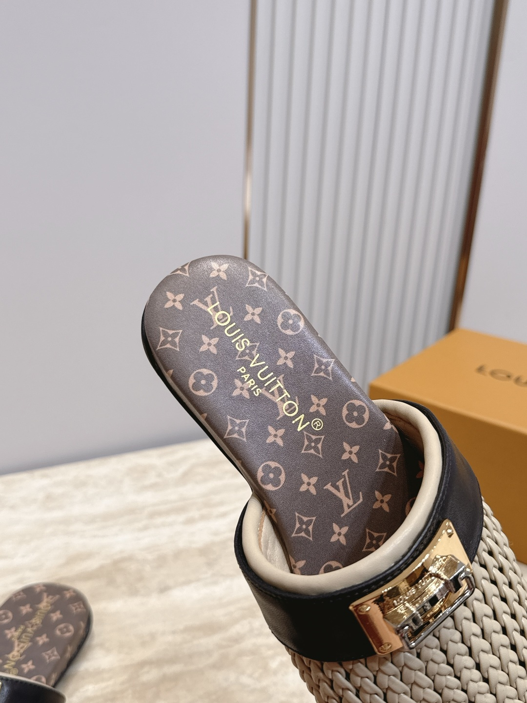 LV 路易威登 老花锁扣编织面穆勒拖鞋 包头半拖外穿懒人鞋女 🖤 年度封神!LV这双穆勒拖鞋把高级感焊在脚上 谁懂啊!这 LV 路易威登 老花锁扣编织面穆勒拖鞋 包头半拖外穿懒人鞋女 🖤 年度封神!LV这双穆勒拖鞋把高级感焊在脚上 谁懂啊!这