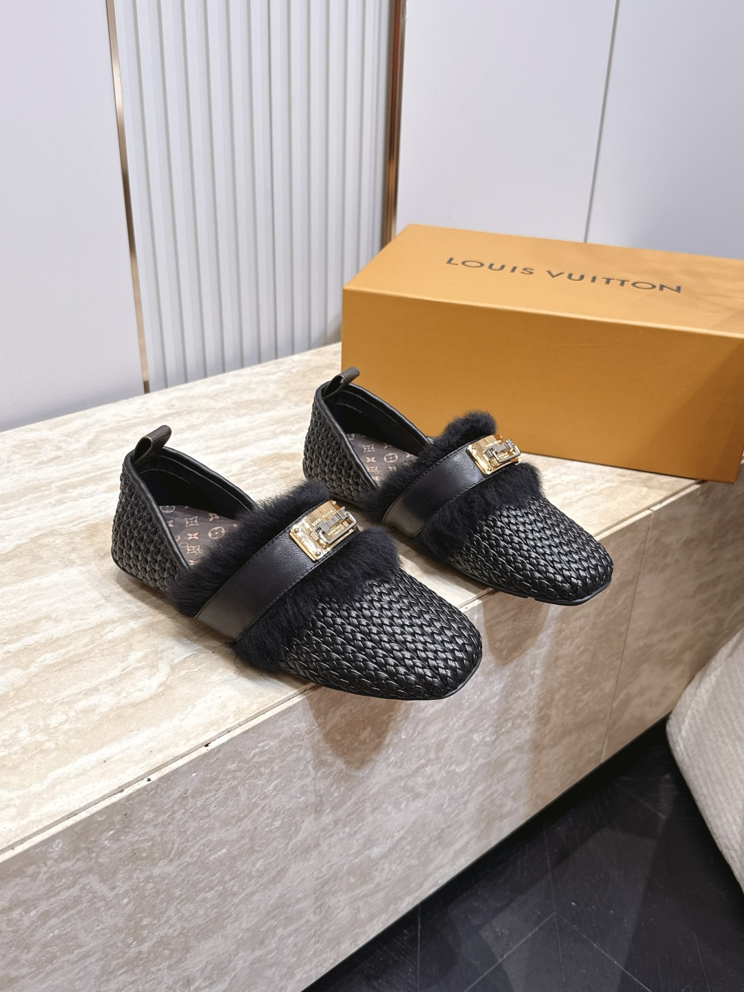 NO:921846,LV Louis Vuitton's presbyopic lock woven fleece single shoes loafers are full of high-end sense and noble ceiling. The delicate woven leather texture is full, and the metal lock has a cool luster. The collision with the classic presbyopic footbed is the LV accent engraved in the DNA. You can understand it the moment you put it on. The soft toe does not squeeze the feet, and the flat-soled design is super stable for walking. Lazy people can just step on it when going out, and the matching degree is perfect.  Paired with suit trousers, it will give you a neat workplace elite feel, and jeans will give you a casual French relaxed feel. Even with a dress, you can wear it with effortless elegance. This pair of shoes is the kind of high-end item that others can tell at a glance that you are good at wearing it, but will not feel artificial ■Cow leather upper ■Sheepskin lining ■size 35-41 (custom-made 40-41 non-returnable), loafers half-slippers, louis vuitton, louis  vuitton,loafers,skirts,jeans,business suit,cowhide,sheepskin19860909LV 路易威登 老花锁扣编织面毛毛单鞋乐福鞋 高级感满满 贵气的天花板 细腻的编织皮质感拉满,金属锁扣自带冷调光泽,和经典老花鞋床的碰撞,是刻进DNA里的LV腔调 上脚的瞬间就懂了,软乎乎的鞋头不挤脚,平底设计走路超稳,懒人出门直接一脚蹬,搭配度直接拉满 配西装裤是利落的职场精英感,配牛仔裤是随性的法式松弛感,哪怕是配连衣裙,也能穿出不费力的贵气 这双鞋,就是那种别人一眼能看出你很会穿,但又不会觉得刻意的高级单品 ■鞋面牛皮 ■内里羊皮 ■size35-41（40-41定做不退换）,乐福鞋半拖,louis vuitton,louis vuitton,loafers,skirts,jeans,business suit,cowhide,sheepskin,Women's Shoes