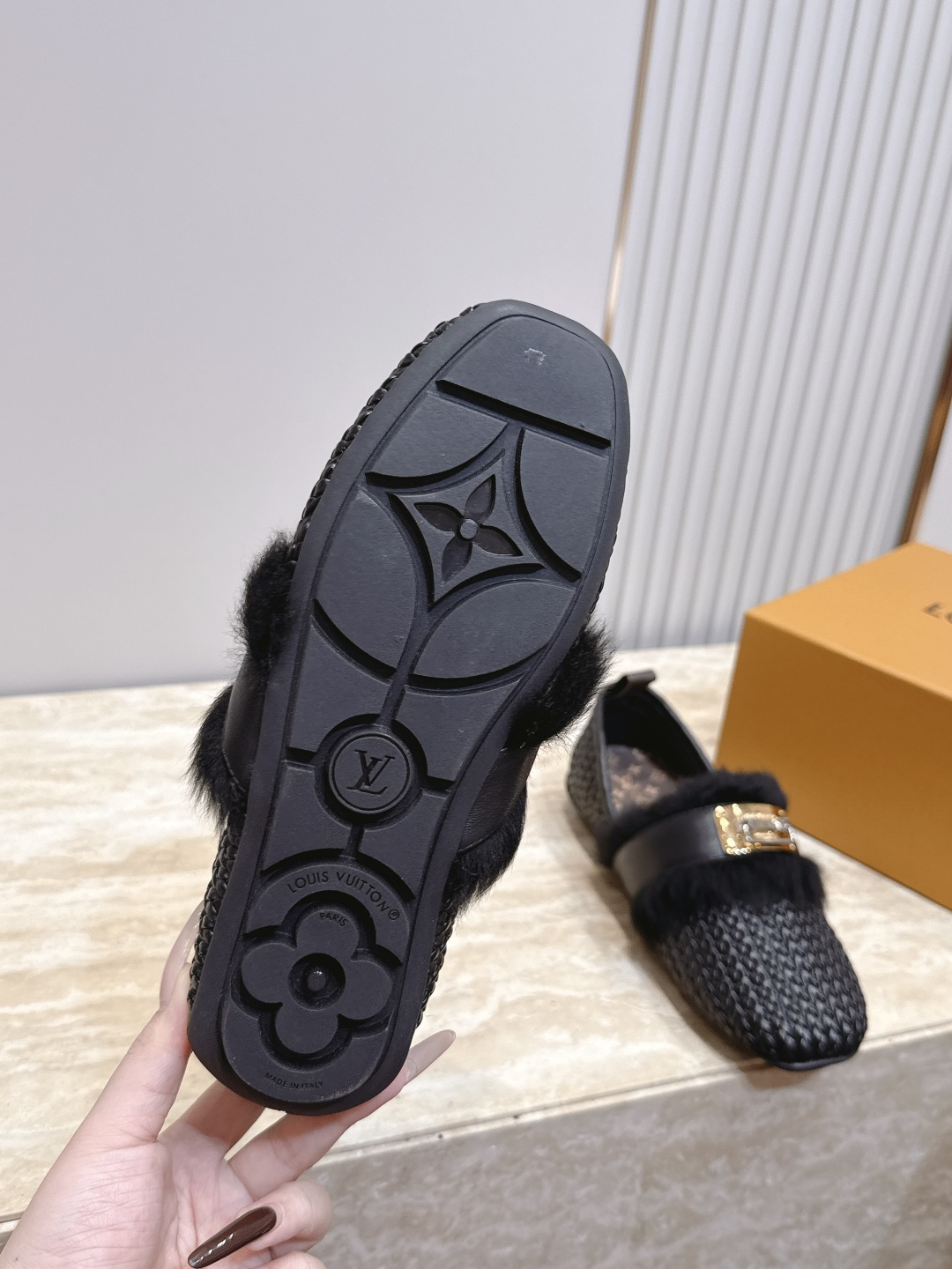 LV 路易威登 老花锁扣编织面毛毛单鞋乐福鞋 高级感满满 贵气的天花板 细腻的编织皮质感拉满,金属锁扣自带冷调光泽,和经 LV 路易威登 老花锁扣编织面毛毛单鞋乐福鞋 高级感满满 贵气的天花板 细腻的编织皮质感拉满,金属锁扣自带冷调光泽,和经