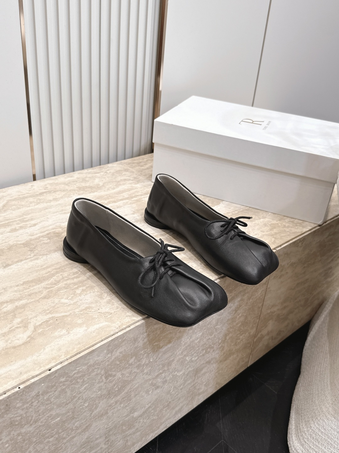 NO:921839,THE ROW niche trendy brand 26 vs early autumn single shoe series... [Special-shaped large toe strap single shoes] The original version has better comfort and wrapping than the original version. It is full of personality and is easy to match with various styles of clothes... Fabric: Original customized sheepskin Lining: Original customized sheepskin Foot pads: Original customized sheepskin Outsole: Original customized genuine leather sole Heel height: 1.0cm Packaging: Original full set of packaging, code number:  35-39 (40.41. Customization is non-returnable) Colors are updated simultaneously on the official website, single shoes, sheepskin19860909THE ROW小众潮牌26vs早秋单鞋系列……【异形大头绑带单鞋】 原版一比一打造舒适度、包裹性都比较好.个性十足,很好驾驭各种风格衣服搭配…… 面料: 原版定制羊皮 内里: 原版定制羊皮 垫脚: 原版定制羊皮 大底: 原版定制真皮底 跟高: 1.0cm 包装: 原版全套包装, 码数: 35-39（40.41.定制不退换） 颜色官网同步更新,单鞋,sheepskin,Women's Shoes
