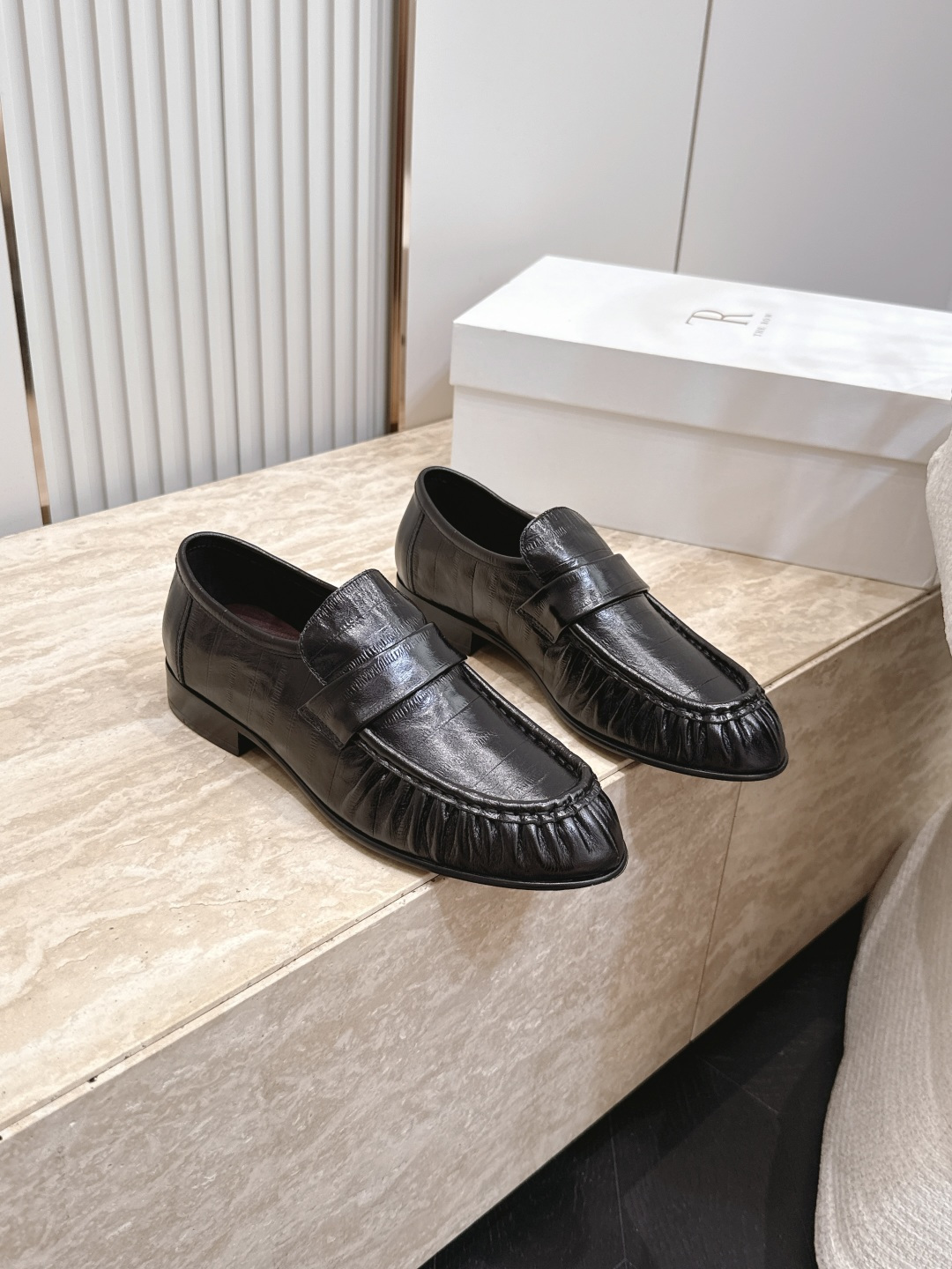NO:921835,THE ROW niche trendy brand 26 vs early autumn single shoe series... [Round toe wrinkled single shoes and small leather shoes] The original version has better comfort and wrapping than the original version. It is full of personality and easy to match with various styles of clothes... Fabric: Original customized cowhide Lining: Original customized sheepskin Foot pads: Original customized sheepskin Outsole: Original customized genuine leather sole Heel height: 3cm Packaging: Original full set of packaging, code number:  35-39 (40.41. Customization is non-returnable) Colors are updated simultaneously on the official website, loafers, loafers, cowhide, sheepskin19860909THE ROW小众潮牌26vs早秋单鞋系列……【圆头拉皱单鞋小皮鞋】 原版一比一打造舒适度、包裹性都比较好.个性十足,很好驾驭各种风格衣服搭配…… 面料: 原版定制牛皮 内里: 原版定制羊皮 垫脚: 原版定制羊皮 大底: 原版定制真皮底 跟高: 3cm 包装: 原版全套包装, 码数: 35-39（40.41.定制不退换） 颜色官网同步更新,乐福鞋,loafers,cowhide,sheepskin,Women's Shoes