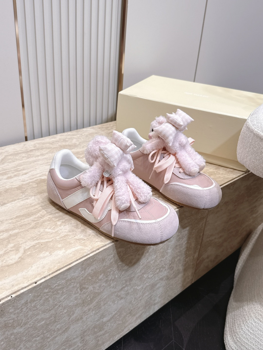 NO:924376,13DEMARZO niche trendy brand 26vs the latest popular casual series in early autumn... [Big round toe bear casual shoes] So cute, the shoes and the bear can actually be matched together. The soft and cute bear is fixed by elastic buttons (very strong and not easy to fall off). The spliced upper surface is black, which is more resistant to dirt and easier to take care of. The wide shoelace design has a full texture. The rubber sole is wear-resistant and non-slip. The sneaker shape is also very suitable for various combinations in daily life.  Casual and comfortable Fabric: Original customized cashmere/fabric/bear accessories Lining: Original customized breathable mesh Foot pads: Original injection molded pads Outsole: Original molded non-slip bottom Packaging: Original full set of packaging Number of yards: 35-39 (40 customized items are non-refundable) Color: Official website updated simultaneously, casual shoes/sports shoes, sneakers1986090913DEMARZO 小众潮牌26vs早秋最新爆款休闲系列…【大圆头小熊休闲鞋】 可可爱爱 鞋子和小熊居然也能搭配到了一起,软萌可爱的小熊通过弹力纽扣固定(很牢固 不易脱落) 拼接的帮面 黑色会更耐脏也更好打理宽鞋带设计整体质感十足 橡胶鞋底 耐磨防滑 板鞋造型也很适合日常生活的各种搭配 休闲又舒适 面料:原版定制羊绒/织布/小熊饰件 内里:原版定制透气网 垫脚:原版注塑成型垫 大底:原版开模防滑底 包装:原版全套包装 码数:35-39（40定制不退换） 颜色:官网同步更新,休闲鞋/运动鞋,sneakers,Women's Shoes