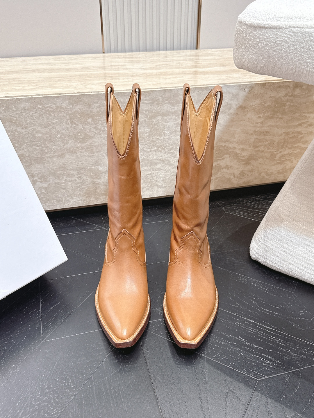 NO:924318,Maison Margiela 26vs early autumn new fashion boots series... [mm6 pointed toe retro high boots] The original version has a one-to-one comfort, better wrapping, full of personality, and easy to match with various styles of clothes... Fabric: Original customized oil wax leather Lining: Original customized water-dyed cowhide Foot pads: Original customized water-dyed cowhide Outsole: Original customized genuine leather sole Heel height: Inner heel 5.5cm Size:  35-39 (40 customized, non-refundable) Packaging: Original full set of packaging Color: Official website updated simultaneously, boots, masion margiela, masion margiela, boots, cowhide19860909Maison Margiela马吉拉26vs早秋新款时装靴系列……【mm6尖头复古高靴】 原版一比一打造舒适度,包裹性都比较好,个性十足,很好驾驭各种风格衣服搭配…… 面料: 原版定制油蜡皮 内里: 原版定制水染牛皮 垫脚: 原版定制水染牛皮 大底: 原版定制真皮底 跟高: 内跟5.5cm 码数: 35-39（40定制不退换） 包装:原版全套包装 颜色:官网同步更新,靴子,masion margiela,masion margiela,boots,cowhide,Women's Shoes