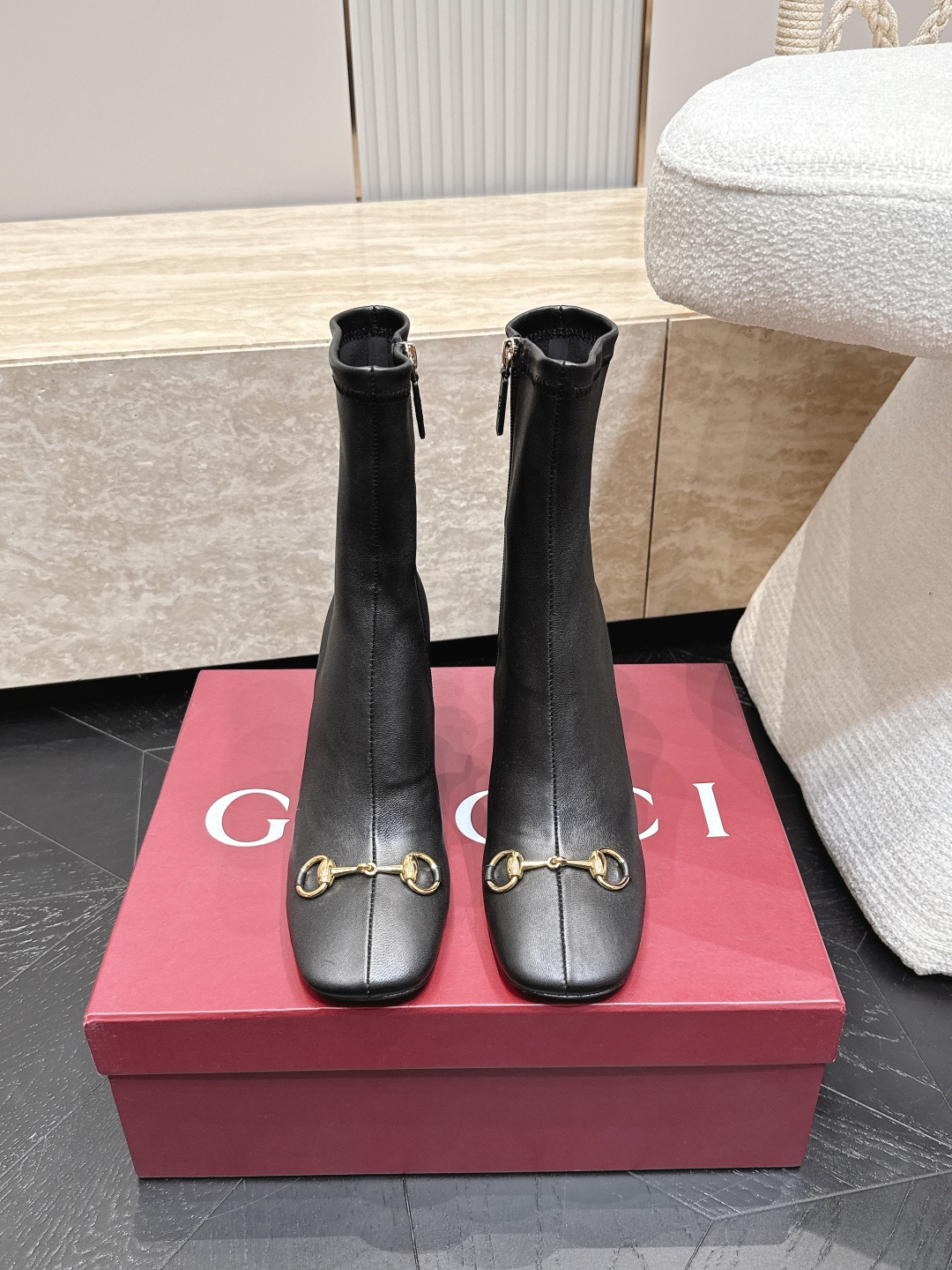 NO:924325,Gucci Gucci 2026 vs early autumn latest popular boots series... [square and round toe elastic short boots] original order quality  Authentic European style, the upper foot is perfect to wear with this shoe. It is elegant and crystal clear. Regardless of the materials of the accessories, they are all customized one by one. You must go to get the original version. The whole series is full of exciting and external elements. The texture of different materials and the expression of texture and texture have a strong artistic atmosphere... Upper: Original customized sheepskin Lining: Original customized sheepskin Feet:  Original customized sheepskin outsole: Original customized genuine leather outsole Heel height: 8.5cm Packaging: Original full set of packaging Code number: 35-39 (40.41.42 customization is not returnable) Color: Official website updated simultaneously, boots, gucci, gucci, boots, sheepskin, Leather soles19860909Gucci古驰2026vs早秋最新爆款靴子系列……【方圆头弹力短靴】 原单品质 原汁原味的欧式风格,上脚非常完美穿搭上配此鞋,优雅大方,晶莹剔透,无论种各配件材质,都是家独一比一定制,必到做原版零距离,整系个列都充了满令兴人奋意和外的元结素合,不同材的质,肌的理面的料表现,具有极的浓艺术气息…… 鞋面: 原版定制羊皮 内里: 原版定制羊皮 垫脚: 原版定制羊皮 大底: 原版定制真皮大底 跟高: 8.5cm 包装: 原版全套包装 码数: 35-39(40.41.42定制不退换) 颜色:官网同步更新,靴子,gucci,gucci,boots,sheepskin,Leather soles,Women's Shoes
