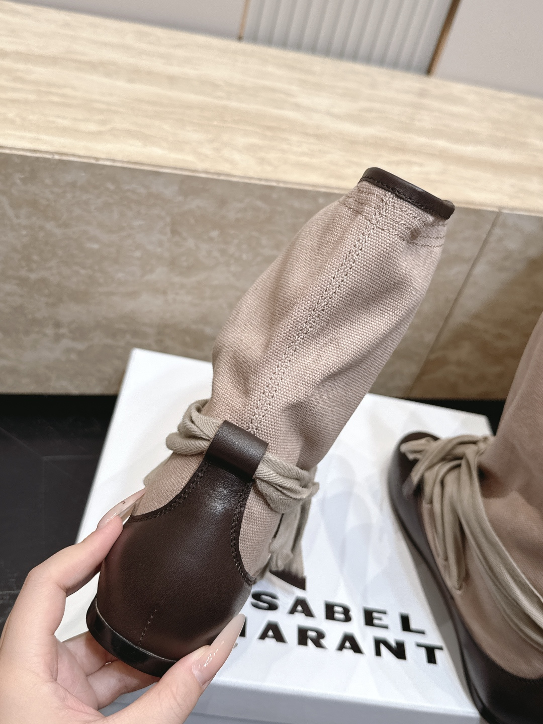 isabel marant/伊莎贝尔26vs早秋最新休闲靴子系列… 【圆头一脚蹬中靴堆堆靴】 玛兰混合过去与将来"交织出 isabel marant/伊莎贝尔26vs早秋最新休闲靴子系列… 【圆头一脚蹬中靴堆堆靴】 玛兰混合过去与将来"交织出