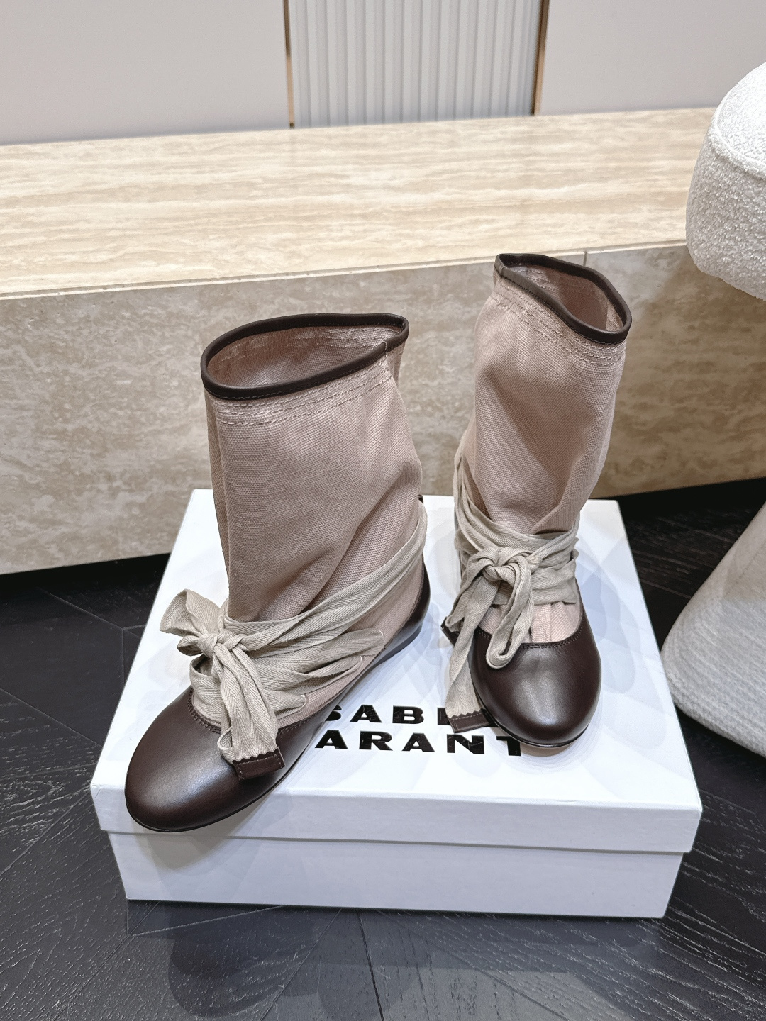 isabel marant/伊莎贝尔26vs早秋最新休闲靴子系列… 【圆头一脚蹬中靴堆堆靴】 玛兰混合过去与将来"交织出 isabel marant/伊莎贝尔26vs早秋最新休闲靴子系列… 【圆头一脚蹬中靴堆堆靴】 玛兰混合过去与将来"交织出