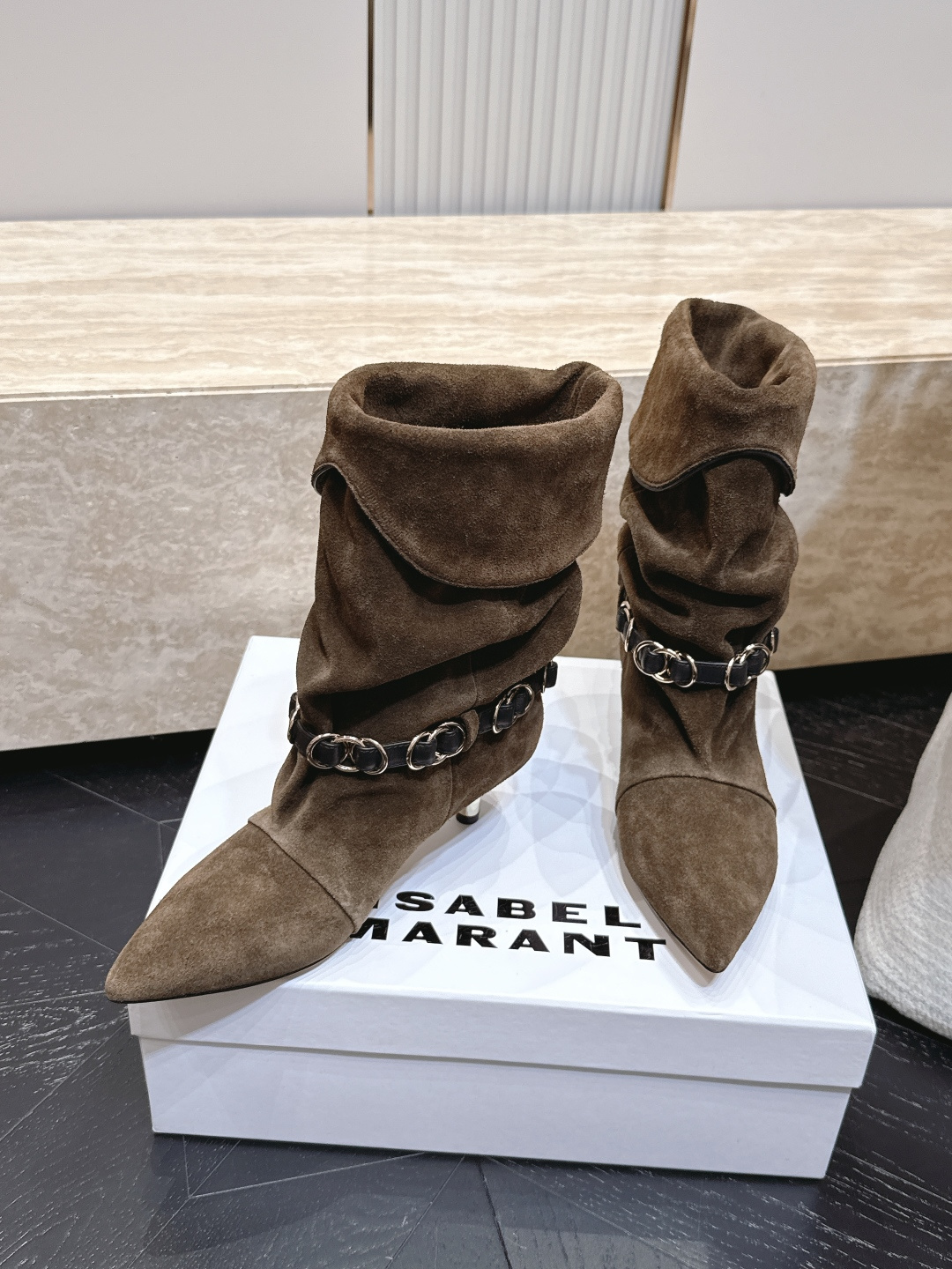 isabel marant/伊莎贝尔26vs早秋最新休闲靴子系列… 【尖头堆皱一脚蹬中靴】 玛兰混合过去与将来"交织出非 isabel marant/伊莎贝尔26vs早秋最新休闲靴子系列… 【尖头堆皱一脚蹬中靴】 玛兰混合过去与将来"交织出非