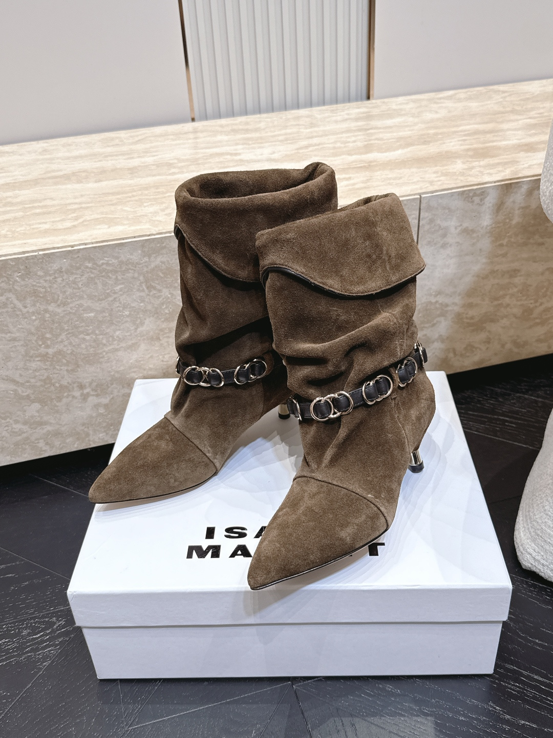 isabel marant/伊莎贝尔26vs早秋最新休闲靴子系列… 【尖头堆皱一脚蹬中靴】 玛兰混合过去与将来"交织出非 isabel marant/伊莎贝尔26vs早秋最新休闲靴子系列… 【尖头堆皱一脚蹬中靴】 玛兰混合过去与将来"交织出非