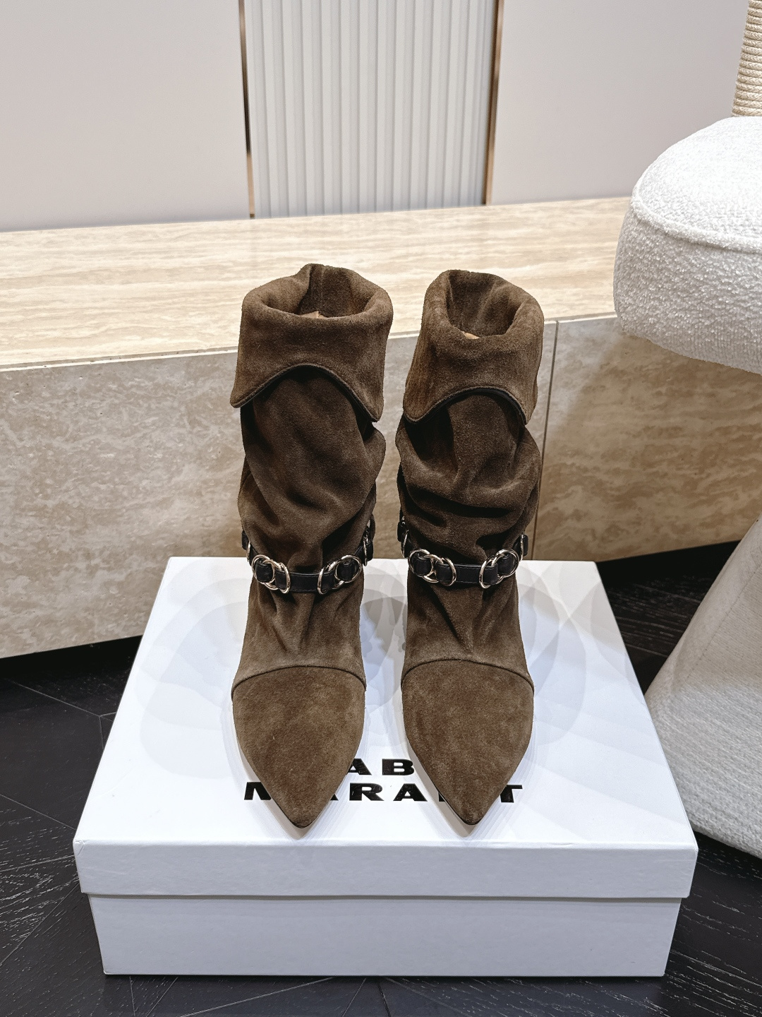 isabel marant/伊莎贝尔26vs早秋最新休闲靴子系列… 【尖头堆皱一脚蹬中靴】 玛兰混合过去与将来"交织出非 isabel marant/伊莎贝尔26vs早秋最新休闲靴子系列… 【尖头堆皱一脚蹬中靴】 玛兰混合过去与将来"交织出非