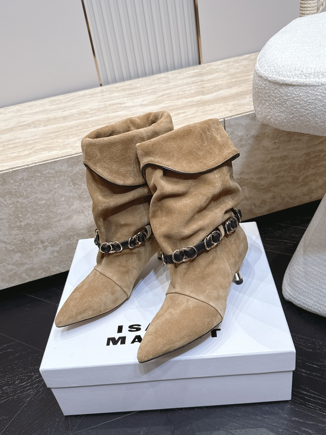 isabel marant/伊莎贝尔26vs早秋最新休闲靴子系列… 【尖头堆皱一脚蹬中靴】 玛兰混合过去与将来"交织出非 isabel marant/伊莎贝尔26vs早秋最新休闲靴子系列… 【尖头堆皱一脚蹬中靴】 玛兰混合过去与将来"交织出非
