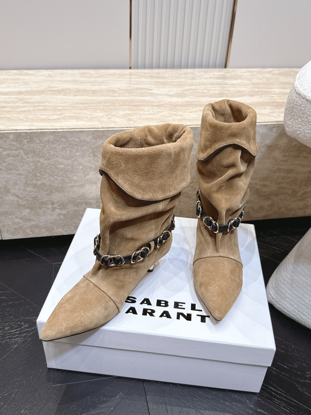 isabel marant/伊莎贝尔26vs早秋最新休闲靴子系列… 【尖头堆皱一脚蹬中靴】 玛兰混合过去与将来"交织出非 isabel marant/伊莎贝尔26vs早秋最新休闲靴子系列… 【尖头堆皱一脚蹬中靴】 玛兰混合过去与将来"交织出非
