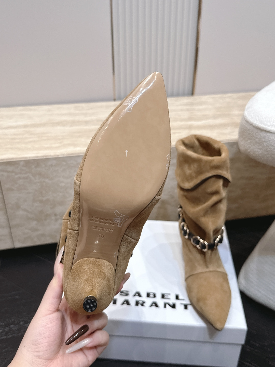 isabel marant/伊莎贝尔26vs早秋最新休闲靴子系列… 【尖头堆皱一脚蹬中靴】 玛兰混合过去与将来"交织出非 isabel marant/伊莎贝尔26vs早秋最新休闲靴子系列… 【尖头堆皱一脚蹬中靴】 玛兰混合过去与将来"交织出非