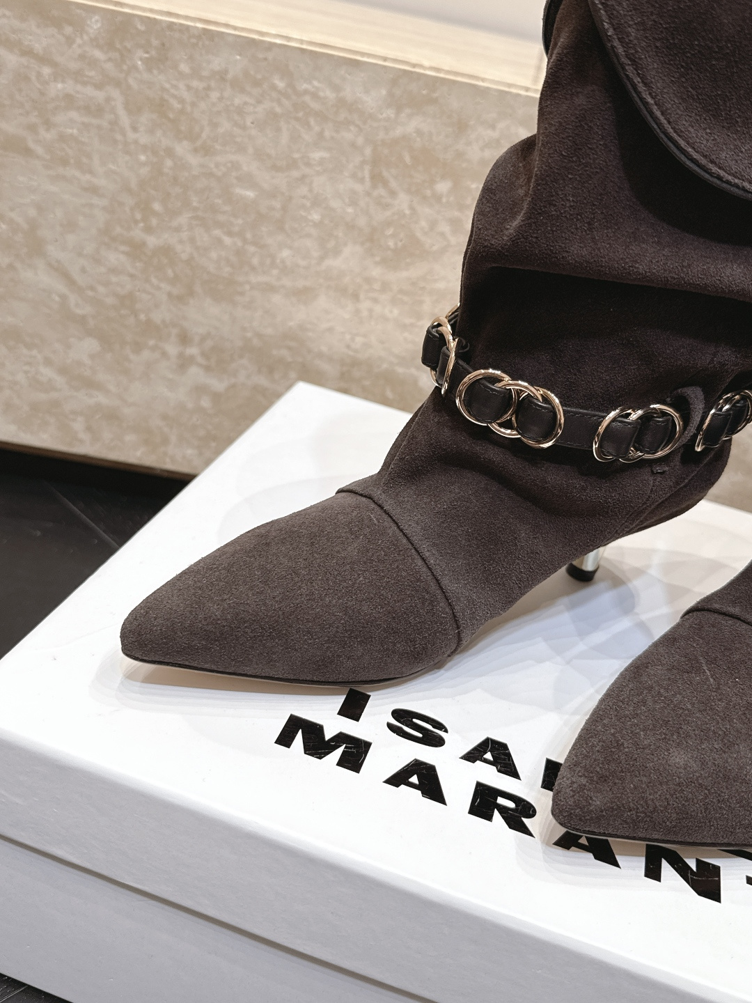 isabel marant/伊莎贝尔26vs早秋最新休闲靴子系列… 【尖头堆皱一脚蹬中靴】 玛兰混合过去与将来"交织出非 isabel marant/伊莎贝尔26vs早秋最新休闲靴子系列… 【尖头堆皱一脚蹬中靴】 玛兰混合过去与将来"交织出非