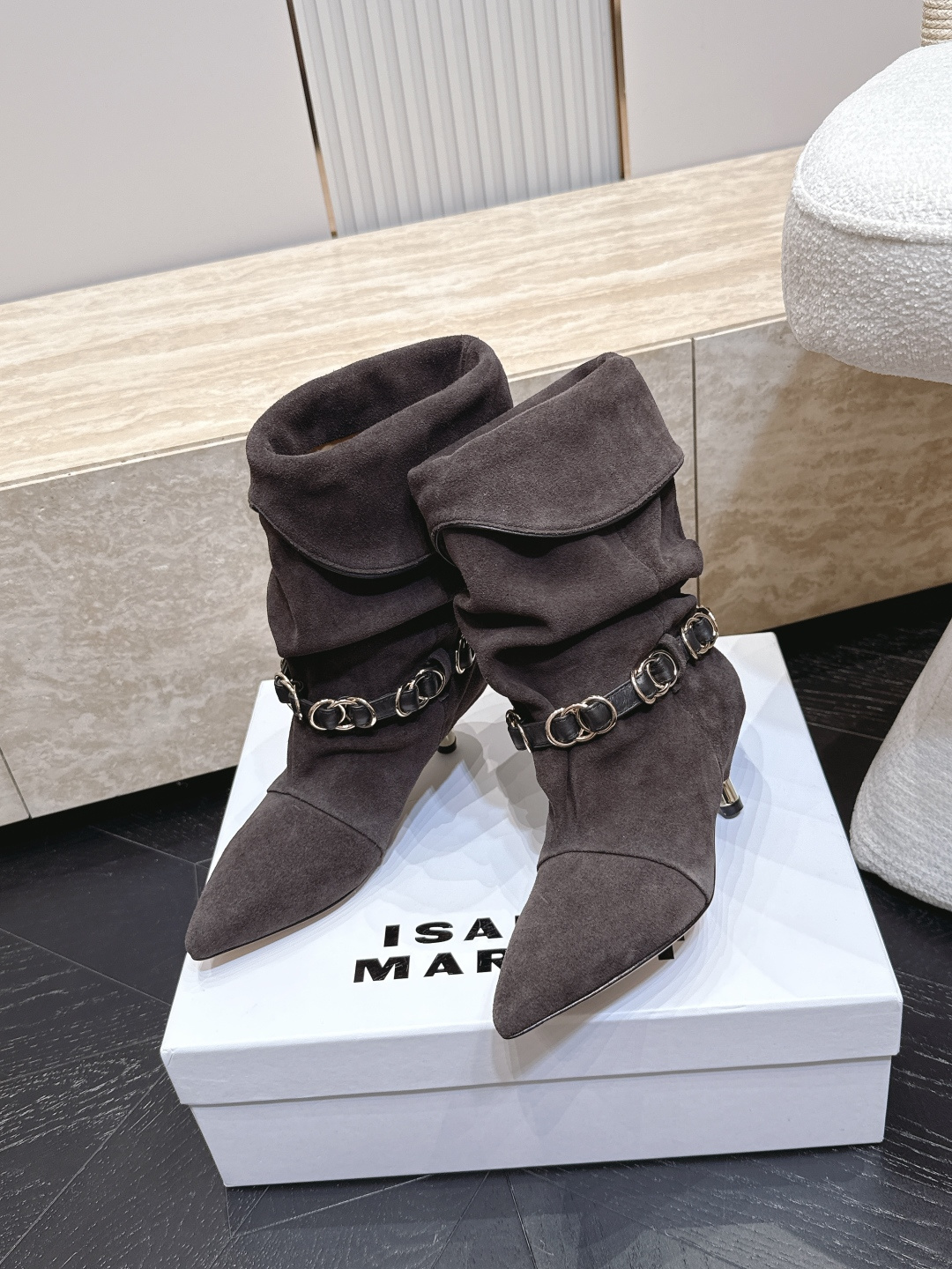 isabel marant/伊莎贝尔26vs早秋最新休闲靴子系列… 【尖头堆皱一脚蹬中靴】 玛兰混合过去与将来"交织出非 isabel marant/伊莎贝尔26vs早秋最新休闲靴子系列… 【尖头堆皱一脚蹬中靴】 玛兰混合过去与将来"交织出非