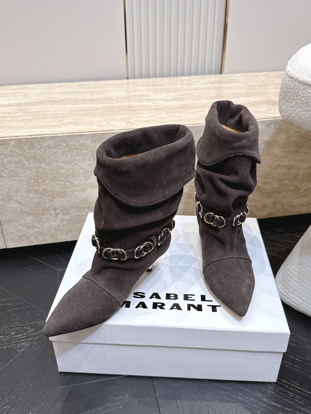 isabel marant/伊莎贝尔26vs早秋最新休闲靴子系列… 【尖头堆皱一脚蹬中靴】 玛兰混合过去与将来"交织出非 isabel marant/伊莎贝尔26vs早秋最新休闲靴子系列… 【尖头堆皱一脚蹬中靴】 玛兰混合过去与将来"交织出非